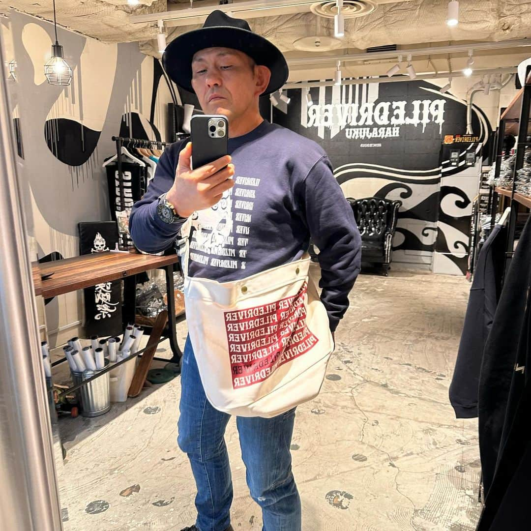 鈴木みのるのインスタグラム：「News Paper Bag  @piledriver_harajuku  こんなバッグが出来た。34x45x18というサイズ。肩掛けストラップ仕様。開口部は2箇所ボタン止め。100% cotton。同時に同じデザインのTシャツも出るぞ。色々とドカドカっと入れることの出来る使い勝手の良いバッグだこれ。発売日は11/14 (火)14:00より。¥13200-」