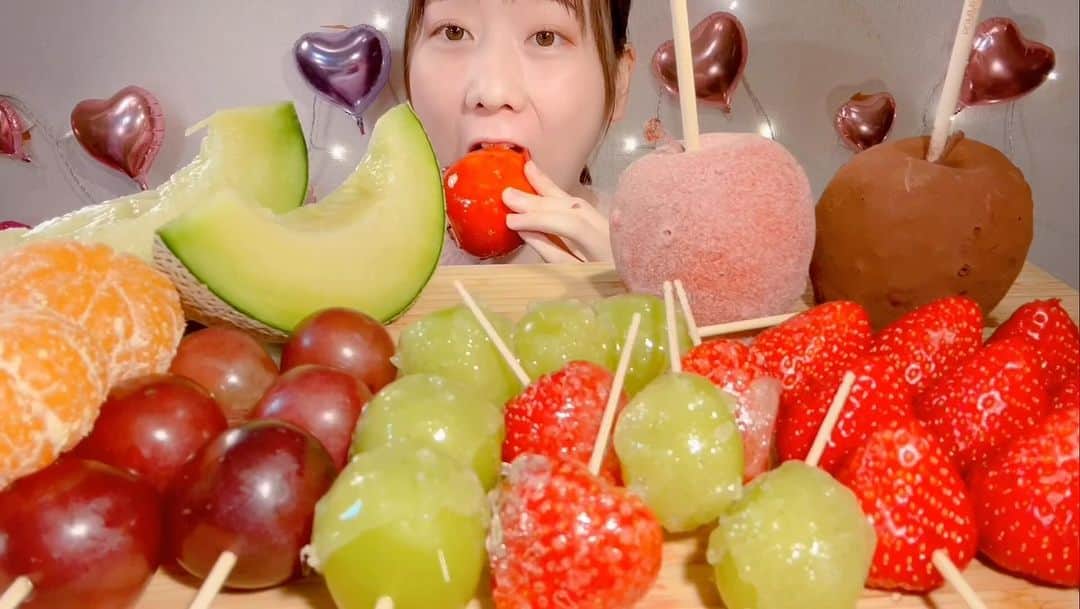 MIYUのインスタグラム：「フルーツ飴とフルーツ🍎Candied Fruits and Fruit🍎 #asmr #asmreating #eating #mukbang」