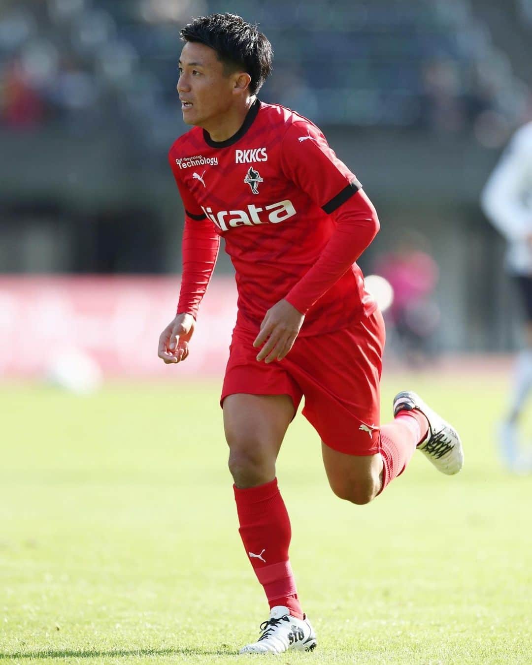 ROASSO KUMAMOTOのインスタグラム：「#ロアッソ熊本 では、2023シーズンの契約満了に伴い、#田辺圭佑 選手、#粟飯原尚平 選手、#土信田悠生 選手と来シーズンの契約を更新しないこととなりました。  田辺圭佑選手💬 この度、契約満了によりチームを離れることとなりました。 2018、19、22、23シーズンと4年間プレーさせていただきありがとうございました。 本当に多くの方々に支えて頂き、充実した時間を過ごすことができました。 唯一、なかなか期待に応えることが出来なかったことが心残りです。 今のロアッソのサッカーは日本一魅力的だと思います。 そんなロアッソ熊本がJ1で躍動することを願っています。  粟飯原尚平選手💬 ロアッソ熊本に関わる全ての皆さん、いつもご支援ご声援ありがとうございます！ 今シーズンでロアッソ熊本を退団する事になりました。 この2年間で熊本の街、自然、人、そしてロアッソ熊本のことが大好きになりました！ ファンサが解禁されてからサポーターのみなさんの暖かさを肌で感じることができてよかったです！（いじってくれた人達もありがとう！）  そんな大好きなチームで自分が思い描いてたような結果を出すことができず、本当に悔しい気持ちでいっぱいです。 今年の最後までチーム活動には参加する予定なので皆さん会いに来てください！ 2年間ありがとうございました！ アイハラキメル  土信田悠生選手💬 今シーズンでロアッソ熊本を離れることになりました。 ロアッソ熊本に関わる全ての皆様、2年間ありがとうございました。 自分をプロサッカー選手として迎え入れてくれたロアッソ熊本、どんな時も勇気を与え続けてくれたファン、サポーターの皆様には本当に感謝しています。 FWとして結果で恩返しすることができずに悔しい気持ちでいっぱいです。 いつかこのクラブに恩返しができるように、この経験があったからと言えるように、努力し続けたいと思います。 ロアッソ熊本での2年間を誇りに思います。 本当にありがとうございました。」