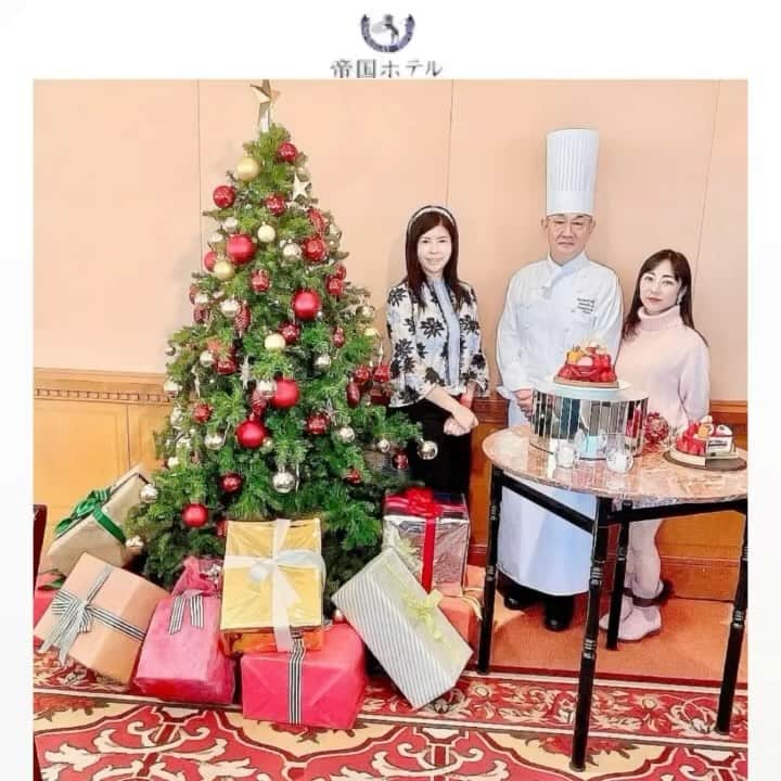 黒帯さんのインスタグラム：「【大阪】帝国ホテル 大阪のクリスマスケーキ2023♡希少苺「古都華」のホワイトチョコムース×ピスタチオタルト 帝国ホテル 大阪より、2023年のクリスマスケーキが登場。2023年12月20日(水)まで予約を受け付け、12月16日(土)から12月25日(月)まで受け渡しです。  帝国ホテル 大阪の2023年クリスマスケーキ 希少な苺「古都華」を使用したピスタチオタルト×ホワイトチョコムース  プレジール 30,000円(22cm×22cm×高さ12cm)＜限定25台＞※要予約  帝国ホテル 大阪は、家族や恋人など、大切な人と一緒に過ごすクリスマスのひと時におすすめのケーキ全4種を展開。中でも注目の新作「プレジール(Plaisir)」は、パティシエにより厳選された奈良県産の希少な苺「古都華」を使用した特別な1品です。「古都華」特有の甘みと芳醇な香りを引き立てるように、レモンが香るホワイトチョコレートムースやピスタチオのタルトを合わせています。  プレジール 30,000円(22cm×22cm×高さ12cm)＜限定25台＞※要予約 ホワイトチョコレートムースの中には、野イチゴのジュレや苺のガナッシュ、ブラックベリーのコンフィチュール、アーモンド生地、サクサク食感のクレープを重ねているのがポイント。様々な食感を楽しめるケーキとなっています。  真っ白な「ブッシュ・ド・ノエル」   ブッシュ・ド・ノエル 5,800円(縦15cm×横7cm、3～5名用)  同じく新作の「ブッシュ・ド・ノエル」は、クリスマスの定番である薪をモチーフにした1品。胡桃を散りばめて焼き上げたロール生地で、やさしい甘さのビターチョコレートクリームを挟んでいる。ケーキ全体を芳醇なバタークリームで覆い、ホワイトクリスマスに着想を得てホワイトチョコレートで仕上げています。  帝国ホテル伝統のミルフィーユをクリスマス仕様に  ミルフィーユ 7,500円(縦17cm×横9cm、4～6名用) このほか、帝国ホテル伝統のミルフィーユをクリスマス仕様に仕上げた華やかな「ミルフィーユ」、ミルク感溢れる生クリームと苺、ふんわりとしたスポンジ生地が相性抜群の定番「クリスマスショートケーキ」も揃う。  モンブランなどクリスマスプティガトーも  クリスマスプティガトー 各950円  また、少しずつ多くの種類を食べたい人におすすめなのが、5種類のプティガトー。モンブランやショートケーキに加え、ミルクチョコレートのブラウニーにビターチョコレートのムースを合わせ、表面にもチョコレートをあしらったチョコレート好きには堪らない「シャレー」など、食べやすいサイズ感のケーキが展開されています。  ◆Neigeux（ネジュー）／（後列右） リキュールのコアントローとホワイトラムがほんのりと香る、軽い口当たりのレアチーズケーキです。底にはザクザクとしたアーモンドクランブルが敷き詰められており、食感の違いも楽しんでいただけます。サワークリーム風味のホイップクリームとラズベリーをあしらいました。 　 ◆Chalet（シャレー）／（前列右） ミルクチョコレートのブラウニーにビターチョコレートのムースをあわせ、表面にもチョコレートを吹き付けて仕上げたチョコレートづくしのケーキです。ブラウニーに混ぜ込んだヘーゼルナッツとクルミ、マカダミアナッツがアクセントになっています。 　 ◆Couronne（クーロンヌ）／（前列中）※アルコール不使用 カカオ風味のタルト生地にグリオットチェリーのコンポートとミルクチョコレートのガナッシュを流し込み、なめらかなピスタチオのムースを重ねました。ムースにはラズベリーのコンフィチュールやグリオットチェリーのジュレをあわせ、リースに見立てたピスタチオ風味のバタークリームを飾りました。 　 ◆モンブラン／（前列左）※アルコール不使用 形を変えてクリスマス仕様でご用意したモンブランです。チョコレートをからめたサクサクの食感の生地に、渋皮和栗の甘露煮を混ぜ込んだシャンティイクリームと和栗のペーストを丁寧に絞りました。 　 ◆ショートケーキ／（後列左） しっとりと焼き上げたゼノワーズ（スポンジ生地）に、存在をしっかりと感じられるようにカットした苺を挟んだ帝国ホテルに受け継がれる伝統のショートケーキを、クリスマス仕様でご用意しました。苺とゼノワーズのおいしさを引き立てるため、コク深いホイップクリームを合わせています。  帝国ホテル 大阪 2023年クリスマスケーキ 予約期間：～2023年12月20日(水) 受渡期間：2023年12月16日(土)～12月25日(月) ※予約をした期間によって、受渡期間が異なる。 場所：帝国ホテル 大阪 地下1階 ホテルショップ 住所：大阪府大阪市北区天満橋1-8-50  レストラン総合案内係 TEL：06-6881-4891(10:00～19:30)」