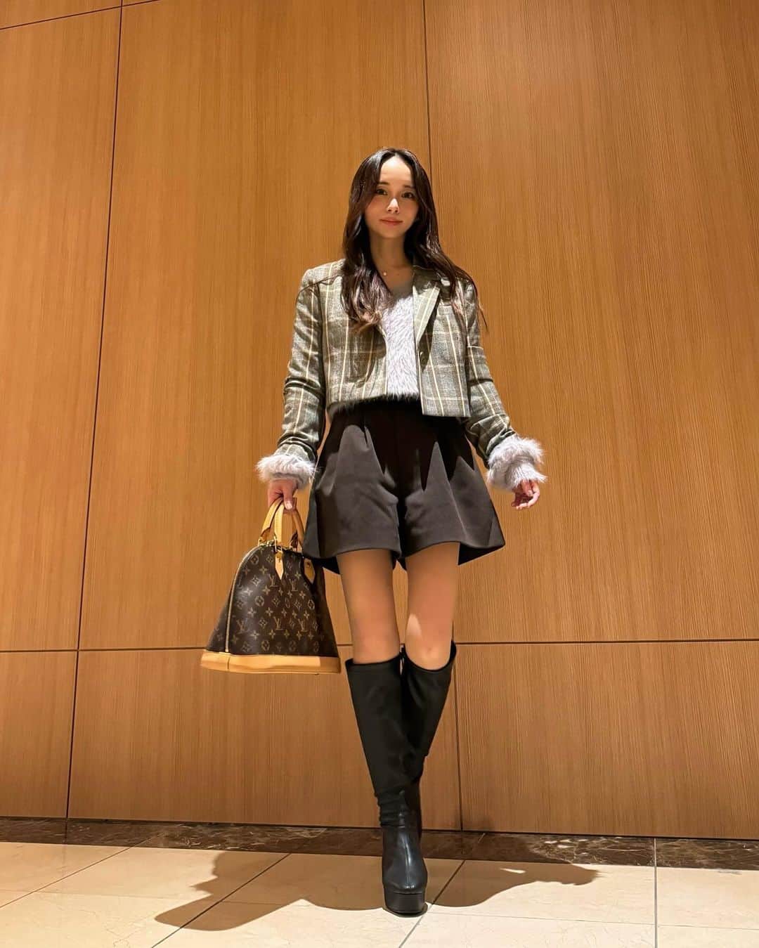野田華子さんのインスタグラム写真 - (野田華子Instagram)「何日も前から楽しみにしてた旦那とのデート。 結婚式の引き出物のカタログのランチの期限が迫っていたので行ってきました😂 忙しくて2人でゆっくりできたの久しぶり。 前日からわくわく服も選んで、旦那が似合いそう可愛い！って言ってくれた @violettaofficial_jp のふわふわニット。 ネックレスはもちろん @sonkyou1013 プロデュースの💎 (ピアス反対に置いちゃうあたり雑なのよ)  たまにはこういうトキメキ必要だと思います🫡笑  #言うて着くまで車で爆睡の嫁 #果たしてときめいたのか #旦那がパン食べすぎて恥ずかしかったから次からはおむすび食べさせて行く」11月13日 18時07分 - noda.hanako