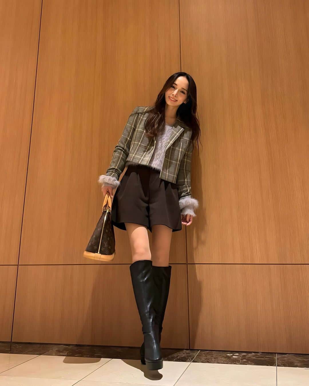 野田華子のインスタグラム：「何日も前から楽しみにしてた旦那とのデート。 結婚式の引き出物のカタログのランチの期限が迫っていたので行ってきました😂 忙しくて2人でゆっくりできたの久しぶり。 前日からわくわく服も選んで、旦那が似合いそう可愛い！って言ってくれた @violettaofficial_jp のふわふわニット。 ネックレスはもちろん @sonkyou1013 プロデュースの💎 (ピアス反対に置いちゃうあたり雑なのよ)  たまにはこういうトキメキ必要だと思います🫡笑  #言うて着くまで車で爆睡の嫁 #果たしてときめいたのか #旦那がパン食べすぎて恥ずかしかったから次からはおむすび食べさせて行く」