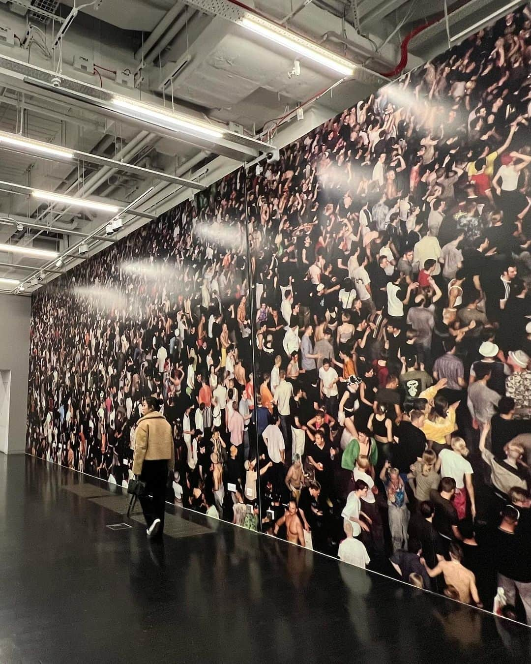 パン・ソヨンさんのインスタグラム写真 - (パン・ソヨンInstagram)「tatemodern  1 이번 런던의 색깔  2 반성의 벽  3 가장 튼튼한 등  4 misery  5 📈  6 다음 여행지 힌트  7 남편이 좋아한 사진  8 퇴장시간  #tatemodern #london #uk #levar #45th #one #decke #vans #banso #ks #🇬🇧 #❤️」11月13日 18時07分 - banso