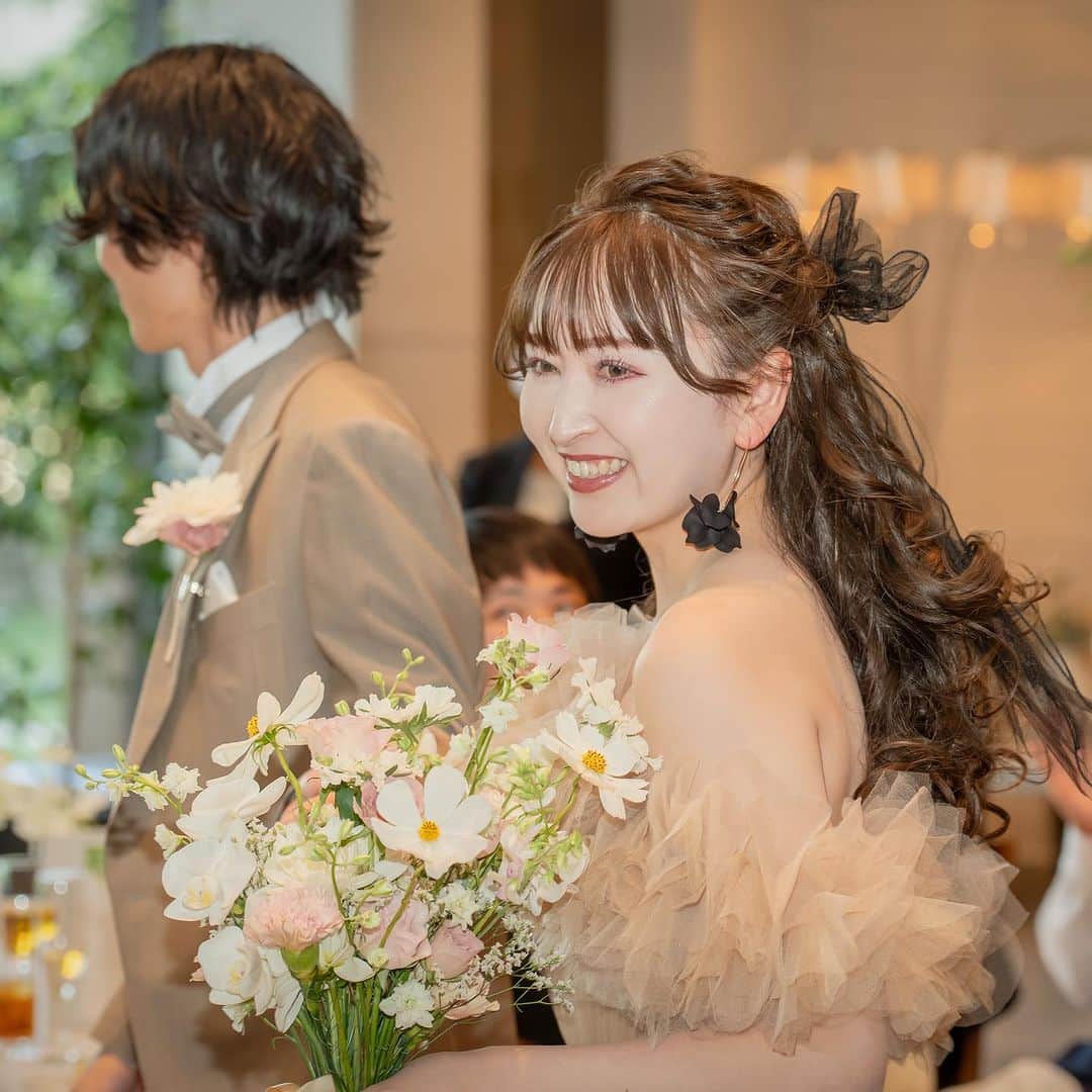 ベストブライダル公式のインスタグラム：「~ 他の投稿はこちらから @bestbridal.jp ベージュのワントーンコーディネート×華やかなヘアメイクで大人かわいく~  おしゃれ花嫁さまの実例report  胡蝶蘭とゴールドカラーをテーマに 大人っぽく上品な空間を作り上げました  お色直しはbb花嫁さまに大人気の Hatsuko Endoのカラードレスに  ベージュタキシードを合わせた ワントーンコーディネートは統一感も抜群◎  ﹋﹋﹋﹋﹋﹋﹋﹋﹋﹋﹋﹋﹋﹋﹋﹋﹋﹋﹋﹋﹋﹋  \ウェディングフォト募集中/ @bestbridal.jp をフォローして、 お写真の投稿をお待ちしております  当アカウントでリグラムOKなベストブライダルの卒花嫁orプレ花嫁の皆様は、#ベストブライダル花嫁 もしくは #BB花嫁 のハッシュタグをつけて投稿をお願いします🌿  ※BB花嫁に投稿があったお写真をリグラムする際は、 個別にご連絡は行っておりません。予めご了承ください  \ブライダルフェアの予約について💐/  アカウントプロフィールのURL先、 各会場のHPもしくはDMよりご予約を承っております。 どんな式場が自分に合うかわからない、結婚式をするか迷っている...など些細なご質問でもお気軽にDMにてご相談ください✴︎」