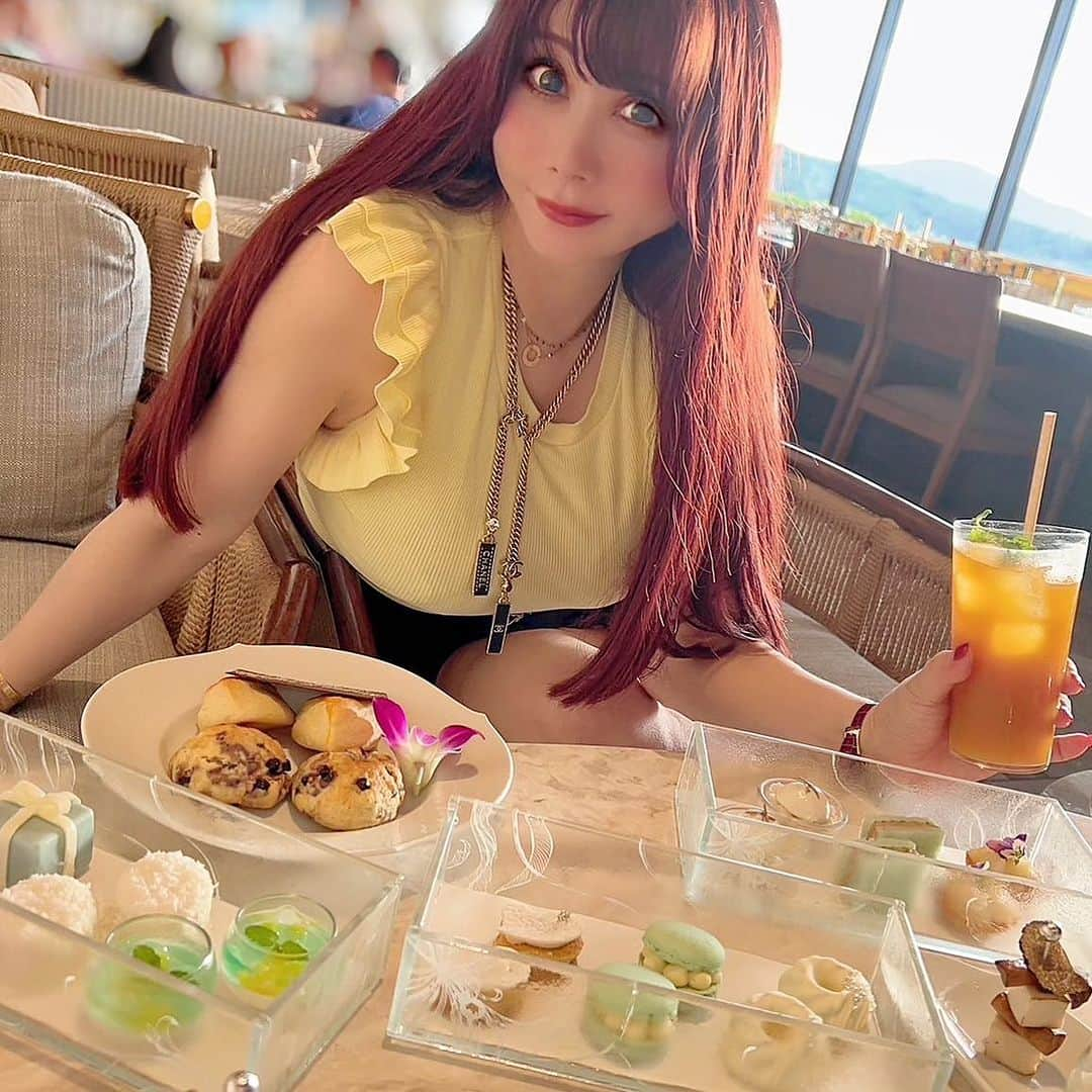 椿京子のインスタグラム：「Happy Wednesday lovers !❤️ 🌟 お家に着いたかなぁ〜⁈(^_−)−☆💕 イイね❤️に励まされて撮影📸が順調だったのぉ〜🥹🥹🥹💕 いつもありがとうねぇ〜🥰 🌟 こちらはオフショット📸でね〜 @halekulani_okinawa  ハレクラニのアフタヌーンティー🫖だよぉ〜(๑˃̵ᴗ˂̵)💕 宝石みたいに綺麗なのに甘すぎず美味しいの〜😍 🌟 夜は筋トレ🏋️頑張ってセクシーボディになるぞ〜笑😉 どうかココロがポカポカの１日🌈になりますように😘 🌟 #ハレクラニ#アフタヌーンティー#ヌン活#出張#カメラマン#モデル事務所#loveyou #loveyoualways」