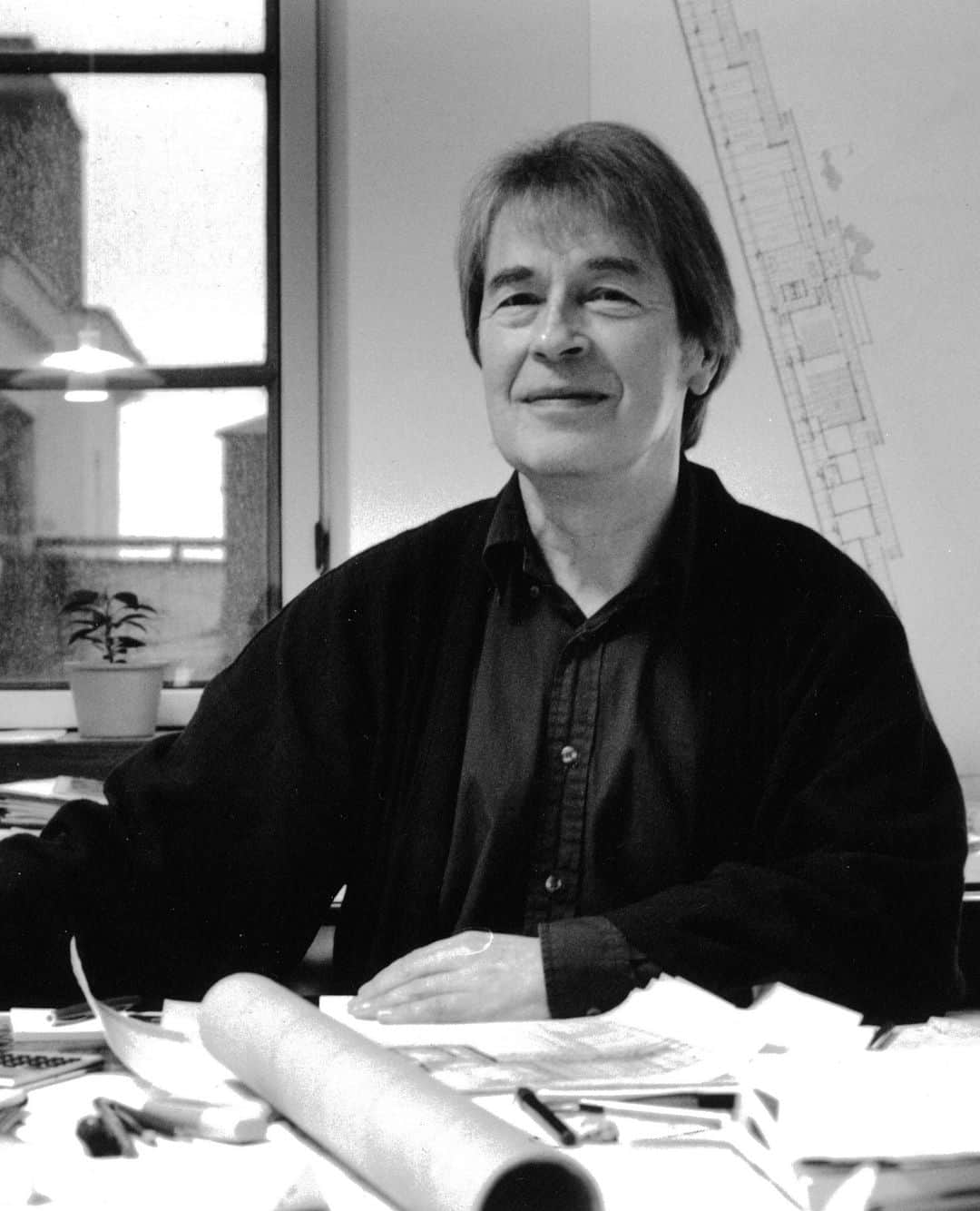 Artekのインスタグラム：「We are saddened by the passing of an important member of the Artek community, architect and designer Juha Leiviskä. ⁠ ⁠ Leiviskä was especially known for designing places of silence. His buildings are monumental, yet still possess the quality of intimacy, with light taking a central role in the architecture. Further to his talent for using natural light in his architecture, Leiviskä was also a skilled lighting designer and contributed to the Artek lighting collection with the Pendant Light JL341 (slide 2). He experienced interiors as “instruments played by light.”⁠ ⁠ Juha Leiviskä March 17, 1936 - November 9, 2023.」