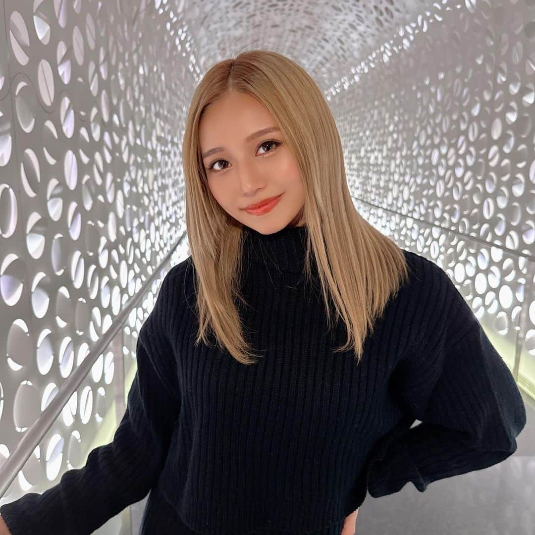 なーちゃんのインスタグラム：「・ フロントフロアからじゃなくて、入り口から映えスポットだったよ😆🏨✨✨ ・ もうイルミネーションの季節だね💖 見に行きたいな😍 ドイツ村とか時之栖は行ったことある✨✨ みんなはイルミネーションと言ったらどこ思い浮かべる？ ・ ・ ・ #w大阪 #大阪観光 #大阪 #ホテル #関西 #イルミネーション」