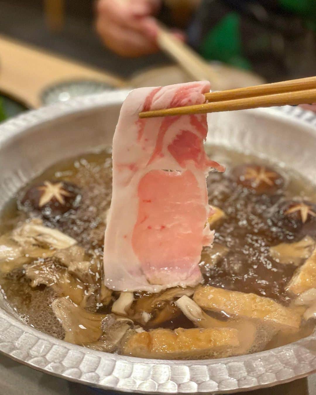 ウラリエさんのインスタグラム写真 - (ウラリエInstagram)「お鍋が食べたくなる季節、キタキター☃️ 一気に寒なりましたね🥲 . 芦屋シリーズまとめてUPしてまお☝️ ̖́- 先日お邪魔した、とんかつとしゃぶしゃぶのお店 @tonkatsu_tamura 📍 🚇 #阪神芦屋駅 から徒歩圏内👣 . あのブランド豚 #tokyox の しゃぶしゃぶコースが 3500円 📝 ※写真は4人前です 🍲 金土日の予約制 ⚠️ . 美しいお肉の盛り付け 🌹✨ . バラとロースどっちも楽しめて お出汁、ポン酢で食べるんも良し⭕️ 黒七味、クリスマス島の塩で味変も良し🧂 脂身も美味しくて胃もたれせず🐷🥩 野菜もたっぷりで、あったまったー🥬🍄 . 〆は、梅うどん or たまご雑炊で選べて 2人前ずつ、どちらも🍚🌀🥢 梅がめっちゃほっこりした☺️🔴 . 追加で、とんかつもロース＆ヘレを🔥 1切れずつと、しゃぶしゃぶ どっちも食べれて大満足♨️ ドリンクも飲んで一人6000円くらいでした👛 . 苦手な冬やけど、お鍋は毎日食べたい💟 . #とんかつしゃぶしゃぶ多むら  #トウキョウエックス#しゃぶしゃぶ #芦屋市#芦屋グルメ#芦屋ランチ#芦屋ディナー」11月13日 18時23分 - urarie83