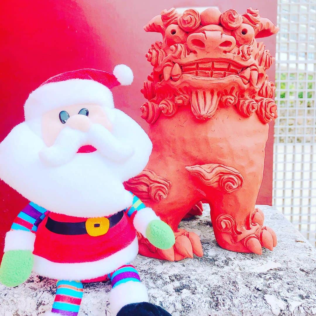 サザンビーチホテル＆リゾート沖縄さんのインスタグラム写真 - (サザンビーチホテル＆リゾート沖縄Instagram)「2023⭐️サザンで過ごすクリスマス！  クリスマスを賑やかに、そしてたのしく彩る「クリスマスイベント」を開催いたします🎄 煌めく聖夜をサザンビーチホテル&リゾート沖縄でぜひお過ごしください🌟  🎅クリスマスディナー&ライブ 🎅サンタクロースからお菓子のプレゼント（小学生以下） 🎅【室数限定】サンタクロースがプレゼントをお部屋へお届け♪サンタデリバリー付きプラン☆  クリスマスコースディナーは 2種類ご用意🍽 ムード溢れる空間で、心地良い演奏とともに。 1階サザンテラス  クリスマスライブは 沖縄県出身のヴァイオリニストが クリスマスメドレーやクラッシック曲で、聖なる夜を演出します。 1階サザンテラス 2階レイール  サンタからのお菓子のプレゼントは 小学生以下のお子様にサンタくろーすに扮したスタッフがプレゼントしてまわります。 ホテル館内にて  サンタデリバリー付きプランは お客様からお預かりしたプレゼントをサンタクロースに扮したスタッフがお部屋にお届けいたします。  其々期間は 12/23.12/24.12/25です。  時間等、詳しくはホテルHPをご覧ください✨  #サザンビーチホテル #サザンでクリスマス #メリークリスマス #サンタクロース　#southernbeachhotel #沖縄 #okinawa  #Christmas #xmas #santaclaus #서던비치호텔 #크리스마스 #오키나와 #산타클로스」11月13日 18時21分 - southernbeachokinawa