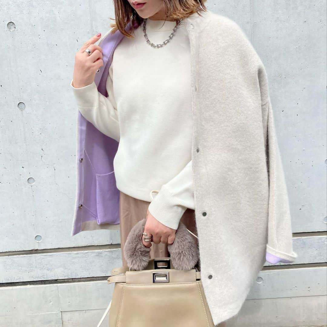 ❁coco❁さんのインスタグラム写真 - (❁coco❁Instagram)「上下UNIQLO＋ニットコート🐏🧶 寒すぎて寒すぎてビックリ！！ 今日はあたたかくしてたはずだけど 全然足りなかった、寒すぎた！ 裏起毛インナーとか ダウンやボアコートでも良さそうな寒さ🐻  でも日中はポカポカだよねー こないだのお散歩コーデ♡  ラテ姫、カメラ目線もらえず💔  knit& bottoms … UNIQLO cort… @elendeek  shoes… converce bag… fendi  毎年大人気のニットコートがちょうどいい🐪♡ @rococo39 のストーリーからチェックしてみてー‼️  ———————————————— 投稿者は…  COCO🐰234k follower ストーリーズで美容レポや購入品紹介 ファッション質問コーナーが好評！！  📣COCO 嫁部👰‍♀️オンラインサロンメンバー募集 @rococo39  topページ→サブスクから✨ ポジティブマインドで人生を前向きに♡ 美容やファッション、プレゼント企画🎁  📍コメントとDMが一番嬉しいです✨ 保存は後から見直すのに便利だよ🙋🏼‍♀️  🔔通知設定も忘れずにおねがします♡ -———————————————  #PR #elendeek #elendeek_snap #タックワイドパンツ　#アラフォーコーデ  #アラサーコーデ　#40代コーデ　#30代コーデ　 #ユニクロコーデ #上下ユニクロ部　#uniqlou #ユニクロユー　#uniqlo2023fw #ユニクロニット部　#タックワイドパンツ」11月13日 18時15分 - rococo39