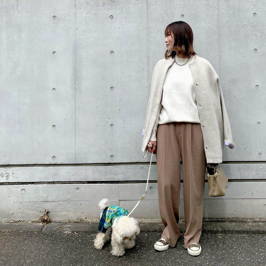 ❁coco❁さんのインスタグラム写真 - (❁coco❁Instagram)「上下UNIQLO＋ニットコート🐏🧶 寒すぎて寒すぎてビックリ！！ 今日はあたたかくしてたはずだけど 全然足りなかった、寒すぎた！ 裏起毛インナーとか ダウンやボアコートでも良さそうな寒さ🐻  でも日中はポカポカだよねー こないだのお散歩コーデ♡  ラテ姫、カメラ目線もらえず💔  knit& bottoms … UNIQLO cort… @elendeek  shoes… converce bag… fendi  毎年大人気のニットコートがちょうどいい🐪♡ @rococo39 のストーリーからチェックしてみてー‼️  ———————————————— 投稿者は…  COCO🐰234k follower ストーリーズで美容レポや購入品紹介 ファッション質問コーナーが好評！！  📣COCO 嫁部👰‍♀️オンラインサロンメンバー募集 @rococo39  topページ→サブスクから✨ ポジティブマインドで人生を前向きに♡ 美容やファッション、プレゼント企画🎁  📍コメントとDMが一番嬉しいです✨ 保存は後から見直すのに便利だよ🙋🏼‍♀️  🔔通知設定も忘れずにおねがします♡ -———————————————  #PR #elendeek #elendeek_snap #タックワイドパンツ　#アラフォーコーデ  #アラサーコーデ　#40代コーデ　#30代コーデ　 #ユニクロコーデ #上下ユニクロ部　#uniqlou #ユニクロユー　#uniqlo2023fw #ユニクロニット部　#タックワイドパンツ」11月13日 18時15分 - rococo39