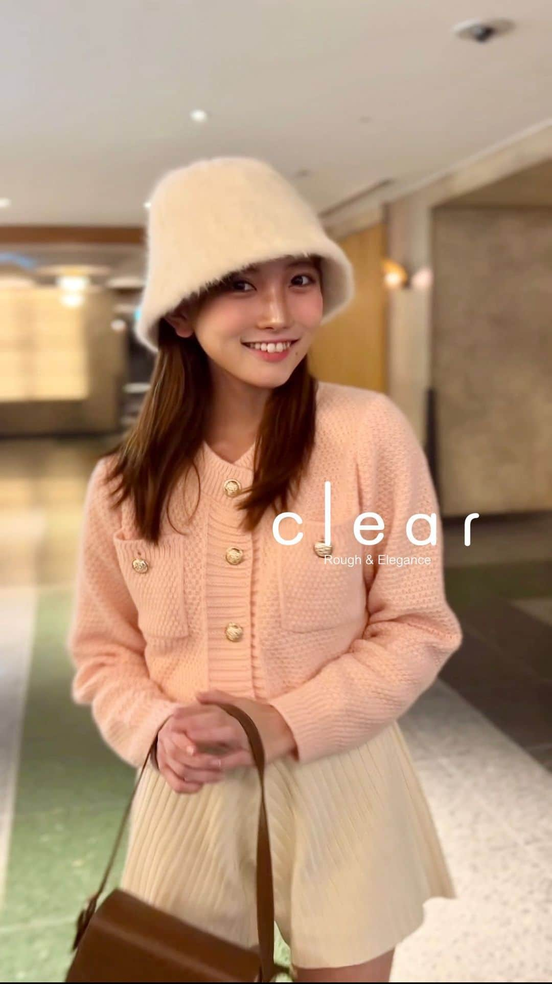 今井ゆうりのインスタグラム：「なかなかないピンクコーデで❤︎ お洋服可愛すぎる😭😭💕  キュートな秋服って感じでとっても好き。🤍  全身@clear.officialのものです✨  以下に詳細載せるねー❣️ ⚪️ニットショート丈カーディガン[CL8061] ¥ 2,695税込 ⚪️ハイウエストニットショートパンツ[CL8000] ¥ 1,650税込 ⚪️前後厚底ヒールロングブーツ[CL7843] ¥ 4,389税込 ⚪️ファーバケットハット[CL8024] ¥ 1,430税込 ⚪️スクエアショルダーバッグ[CL8036] ¥ 2,530税込」