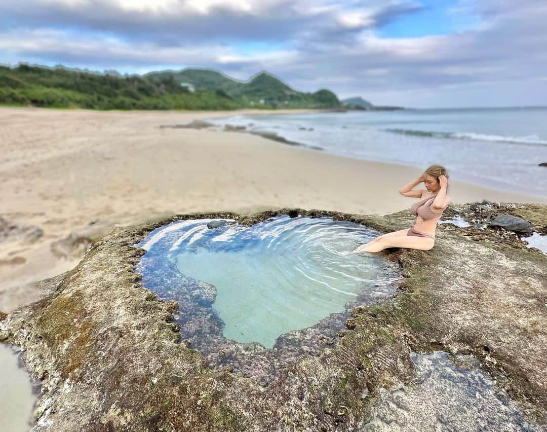 YuhKawasakiのインスタグラム：「📍Heart Rock 💙🩵💚 ： ： ： ： ： ： ： ： #ハートロック #heartrock  今#奄美大島#奄美#奄美大島観光#奄美大島旅行#パワースポット#恋のパワースポット#干潮時だけ出現 #干潮#幻のパワースポット#龍郷町 #海岸沿い #水着女子 #冬休み旅行 #amamioshima #amamiisland #amamioshimaisland #鹿児島観光 #鹿児島旅行 #国内リゾート#ハート#リゾート地巡り #絶景ポイント #国内旅行 #海岸#リゾ旅 #コスパ旅 #奄美旅行#奄美観光」