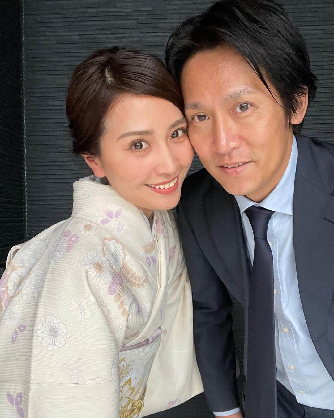 水野佑香さんのインスタグラム写真 - (水野佑香Instagram)「昨日は旦那さん46歳の お誕生日でした👏  お誕生日おめでとう❤️   今年の誕生日は週末なのに 長女と次女2人の七五三に なってしまったんだけど 車の運転をしてくれたり、  歩かない次女を抱っこしてくれたり、  カメラマンさんの助手のように カメラ越しで娘たちの笑顔を 引き出そうと奮闘したり、  いつもクールに見えて 躾には厳しいパパだけど、 根底にある優しさや子供想い、 家族愛に溢れてる良いところを たくさんたくさん再確認しました✨  出会って約19年。 おっちょこちょいで キチンとできないポンコツ嫁の サポートをいつもありがとう（笑）  2人の七五三の写真を見るのが めちゃくちゃ楽しみだなぁ〜！  #旦那大好き  #46歳おめでとう  #お誕生日おめでとう  #七五三  #七五三3歳  #七五三7歳  #日枝神社  #日枝神社のリカちゃん  #七五三ヘア  #七五三ママコーデ  #40代夫婦  #5枚目は3歳のチビりん #娘達2人とも3歳は薄毛でした」11月13日 18時19分 - mizuno_yuka