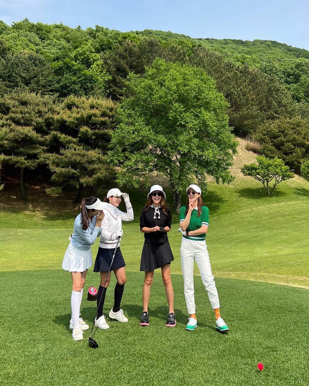 イ・ミンジョンさんのインスタグラム写真 - (イ・ミンジョンInstagram)「추워지니 따뜻할때 영상보면서……. 그리운 봄날 라운딩 (Feat. 본인이 쎄게 쳐놓고 누구에게 서운하다는거니….) #오늘아님 #봄날 #golf #추억여행 #지산cc」11月13日 18時19分 - 216jung