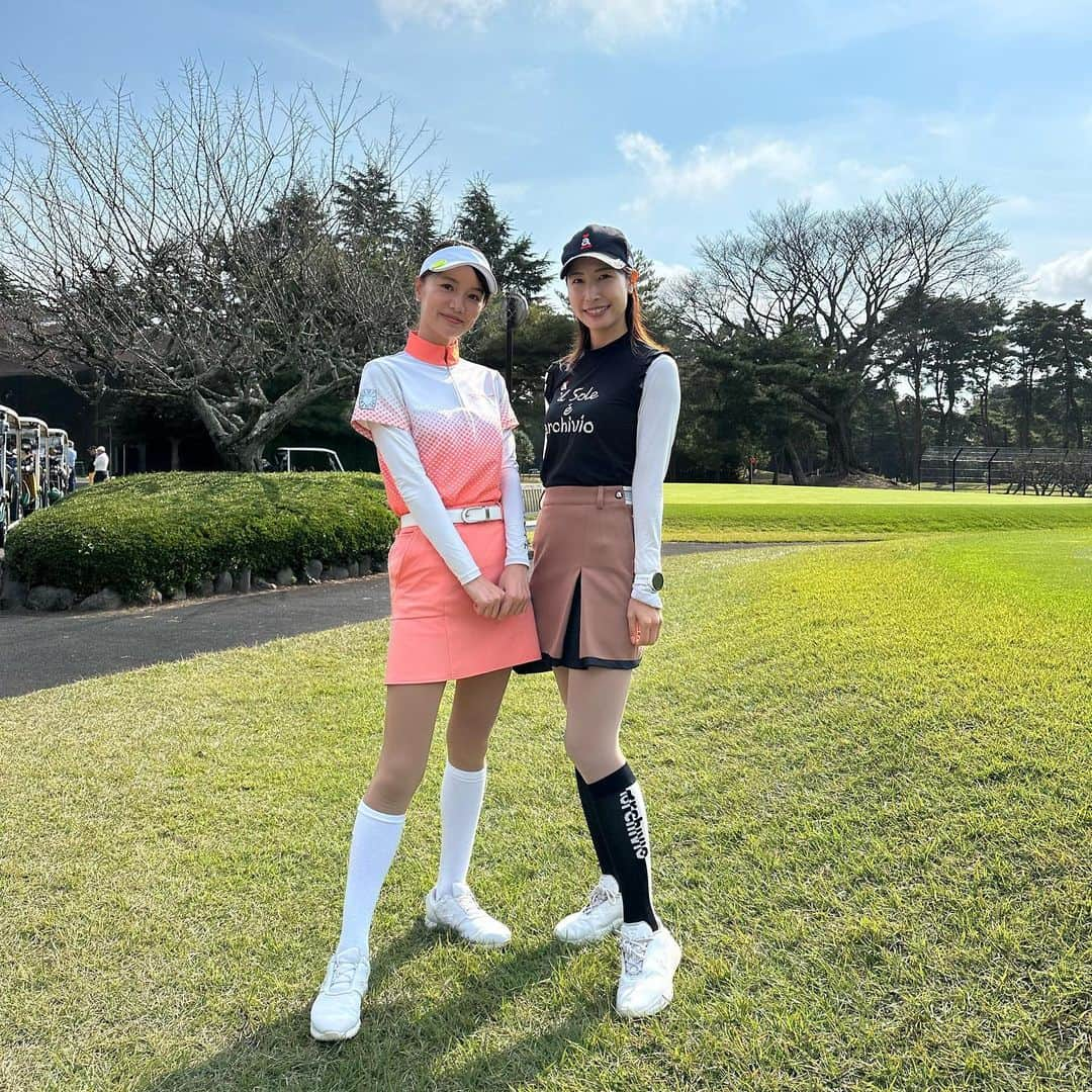 三枝こころのインスタグラム：「この間まで半袖着てラウンドしてたのに⛳️ すっかり先週末からニット🧶にヒートテック🥶 秋ってあったかなぁって感じです。 このウェアなんだか肌が綺麗に見える気がする。 顔も明るく映ってめちゃくちゃお気に入り😍 サーモンピンク？オレンジ？ 人それぞれ何色に見える？聞いたら意見は違うけど…とにかくグリーンに映えます。 冬バージョンのニット🧶もあるから、今から着るのが楽しみすぎます。 #junandrope #寒くなってきたぁ #ニットの季節 #golf #ママゴルフ #ゴルフ女子 #コーディネート」