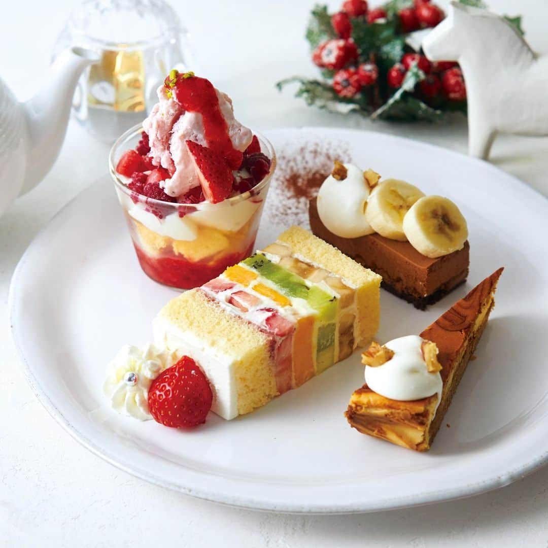 Afternoon Teaさんのインスタグラム写真 - (Afternoon TeaInstagram)「. ＼🎄4店舗限定Winter MENU☃／ ティールームのテラスモール湘南、ららぽーと横浜、イオンレイクタウンkaze、名古屋ラシックでは、フルーツをたっぷり使用したショートケーキをメインにしたスペシャルなアフタヌーンティーセットや、魚介を使ったフードメニューなど、冬の限定メニューが11/16から登場します。  ---------------------------------- #フレッシュフルーツショートケーキ 苺と3種フルーツのトライフル  （写真1枚目）  ---------------------------------- たっぷりのフルーツとふわふわのスポンジ、ディプロマットクリームでシンプルな味わいのショートケーキに仕上げました。 ＜展開期間＞11/16～12/25  ---------------------------------- #スペシャルアフタヌーンティーセット 苺と3種フルーツのトライフル （写真2枚目） ---------------------------------- 苺と3種フルーツのトライフルショートケーキとお好みのスイーツ３品、お好みのお茶をセットでどうぞ。 ＜展開期間＞11/16～12/25（各日14：00～）  ---------------------------------- #ホームメイドスコップケーキ りんごと紅茶のティラミス （写真3枚目）　 ---------------------------------- チョコスポンジに、マスカルポーネのクリーム、アールグレイのシロップ、アップルプレザーブをあわせた濃厚な味わいのケーキ。 ＜展開期間＞11/16～2/28  ---------------------------------- #サラダライス  ホタテ・海老・チキンのミックスフライ （写真4枚目） ---------------------------------- サクッと揚げた3種のフライをバルサミコビネガーソースでサラダライスに仕立てました。お好みでタルタルソースを合わせてお召し上がりください。 ＜展開期間＞11/16～2/28  ---------------------------------- #紅ズワイ蟹とシーフードのトマトクリームパスタ （写真5枚目） ---------------------------------- 紅ズワイ蟹のほぐし身とシーフードをカニみそを加えた濃厚でまろやかなトマトクリームソースであえました。 ＜展開期間＞11/16～2/28  ---------------------------------- #選べるパスタとアフタヌーンティーのセット （写真6枚目） ---------------------------------- パスタとアフタヌーンティーセットの両方が楽しめる、季節限定のスペシャルセット。 【選べるパスタ】 ・オーガニックトマトとモッツァレラチーズのトマトソースパスタ ・紅ズワイ蟹とシーフードのトマトクリームパスタ（＋\110）　 ※パスタはハーフサイズです。＋￥550でフルサイズのパスタに変更できます。 【冬の3種 アフタヌーンティーセット】 ・ホームメイドスコップケーキ りんごと紅茶のティラミス ・アップルパイサンデー ・スコーン 【お好みのお茶】　 ・ドリンクメニューから1品お選びいただけます。 ＜展開期間＞11/16～2/28（各日12：00～）  ＜展開店舗＞アフターンティー・ティールーム #テラスモール湘南 #ららぽーと横浜 #イオンレイクタウンkaze #名古屋ラシック  ※数量限定のため、なくなり次第終了となります。 ※天候不良などにより、予告なく食材が変更になる場合がございます。あらかじめご了承ください。 ※写真はイメージです。実際にご提供する際のお皿等は異なります。  --------------------- Afternoon Tea公式アカウントでは 季節のメニューや雑貨の情報を日々発信しています。 ぜひフォローしてください！ @afternoontea_official ---------------------  #アフタヌーンティーティールーム #アフタヌーンティー #AfternoonTeaTEAROOM #AfternoonTea #TeaforPeace #アフタヌーンティーお茶時間 #アフタヌーンティーセット #カフェ #カフェ巡り #カフェスタグラム #ケーキ #スイーツ #湘南カフェ #横浜カフェ #名古屋カフェ #越谷カフェ #ヌン活 #ランチ #パスタ #パスタランチ」11月14日 14時00分 - afternoontea_official