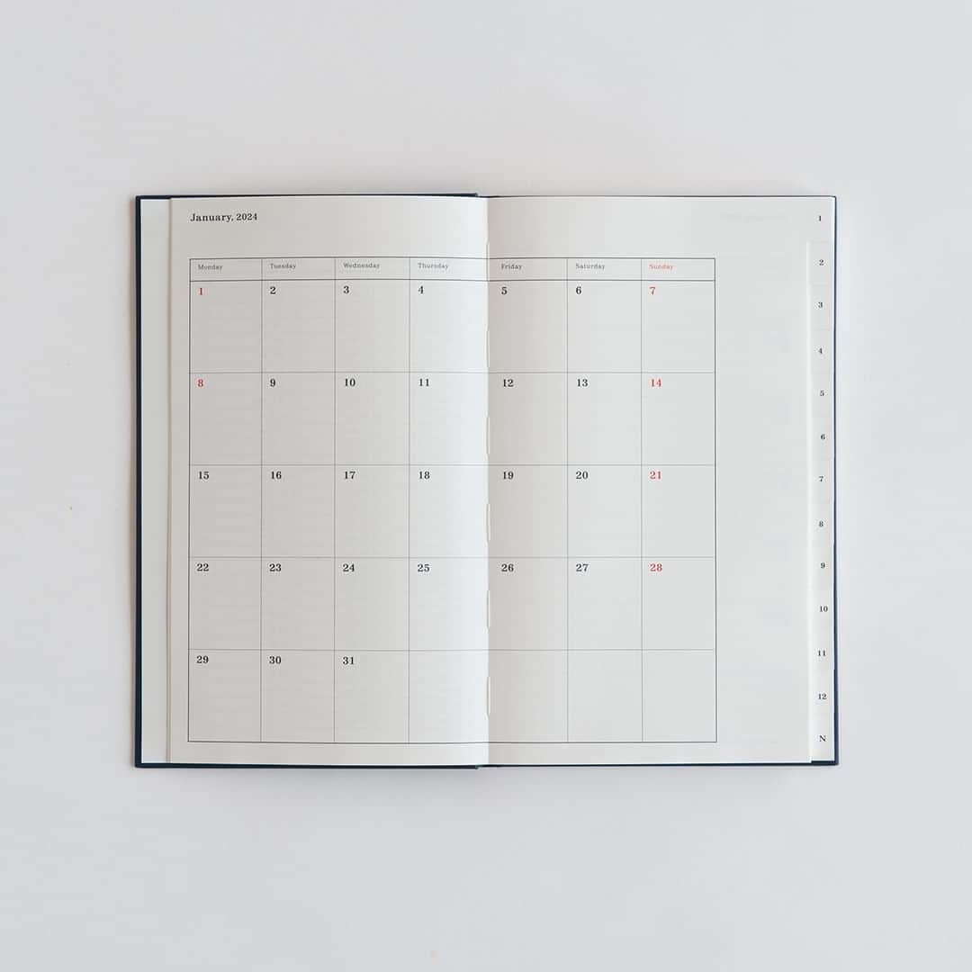 フリーデザインさんのインスタグラム写真 - (フリーデザインInstagram)「11月も中旬に差し掛かり、今年も残すところあと１か月半程！　そろそろ来年に向けて新しい手帳やカレンダーを買い替える頃ではないでしょうか。  今回ご紹介するのは「アンドーギャラリー」がつくる、究極にシンプルなデザインの「葛西薫 カレンダー＆手帳 2024」。これから手帳生活をはじめたい方や、スタイリッシュなカレンダーをお探しの方にぜひおすすめしたいアイテムです。  手帳は、年間、マンスリー、ウィークリー、フリーページと分かれているので、スケジュール管理だけでなく、アイデアの書き出しや、目標の整理などさまざまな活用法をお楽しみいただけます！　自分好みに書き込みを加えたり、デコレーションを楽しんだり、お気に入りの１冊に育てていく喜びを感じられることでしょう。  カレンダーは余計な装飾を一切省いたシンプル極まりないデザインだからこそ、さまざまなスタイルのインテリアに調和するのが嬉しいところ。自分のスタイルに合わせて好きな場所に飾ることができるので、気軽に配置を変えて模様替えを楽しめますよ。  使いはじめたら、きっと毎年の定番アイテムになるはず。 手帳とカレンダーの購入を考えた時は、ぜひアンドーギャラリーのアイテムを思い出してみてください。  ▼詳細はプロフィールのリンクからご覧いただけます。 → @freedesign_jp  【取扱店舗】 オンラインショップ 吉祥寺店  #葛西薫ダイアリー #葛西薫カレンダー #葛西薫 #andogallery #アンドーギャラリー #2024calendar #手帳生活  #手帳好き #手帳日記 #スケジュール #スケジュール帳 #スケジュール管理 #タスク #タスク管理 #文房具好き #文房具マニア #文房具紹介 #文房具沼 #日記デコ #日記帳 #記録用 #仕事ノート #マンスリー #ウィークリー #ステーショナリー #ステーショナリー好き #暮らしの道具 #シンプルデザイン #フリーデザイン #freedesign_jp」11月13日 18時21分 - freedesign_jp