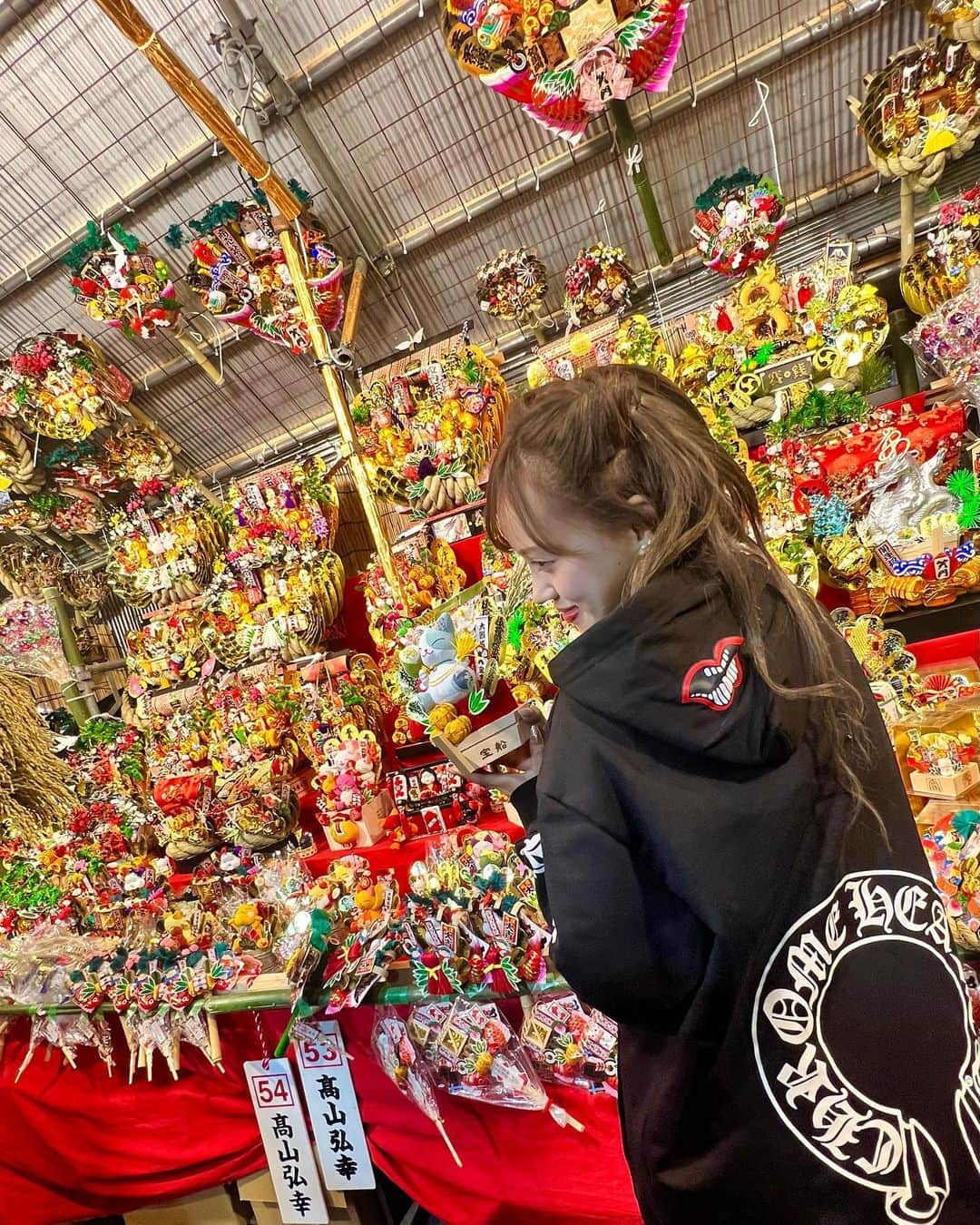 高橋まりさんのインスタグラム写真 - (高橋まりInstagram)「27歳になったよ！ 前日に酉の市行ったから、縁起が良い気がする❤️‍🔥 いつもみんな仲良くしてくれてありがとう〜」11月13日 18時21分 - maributa1112