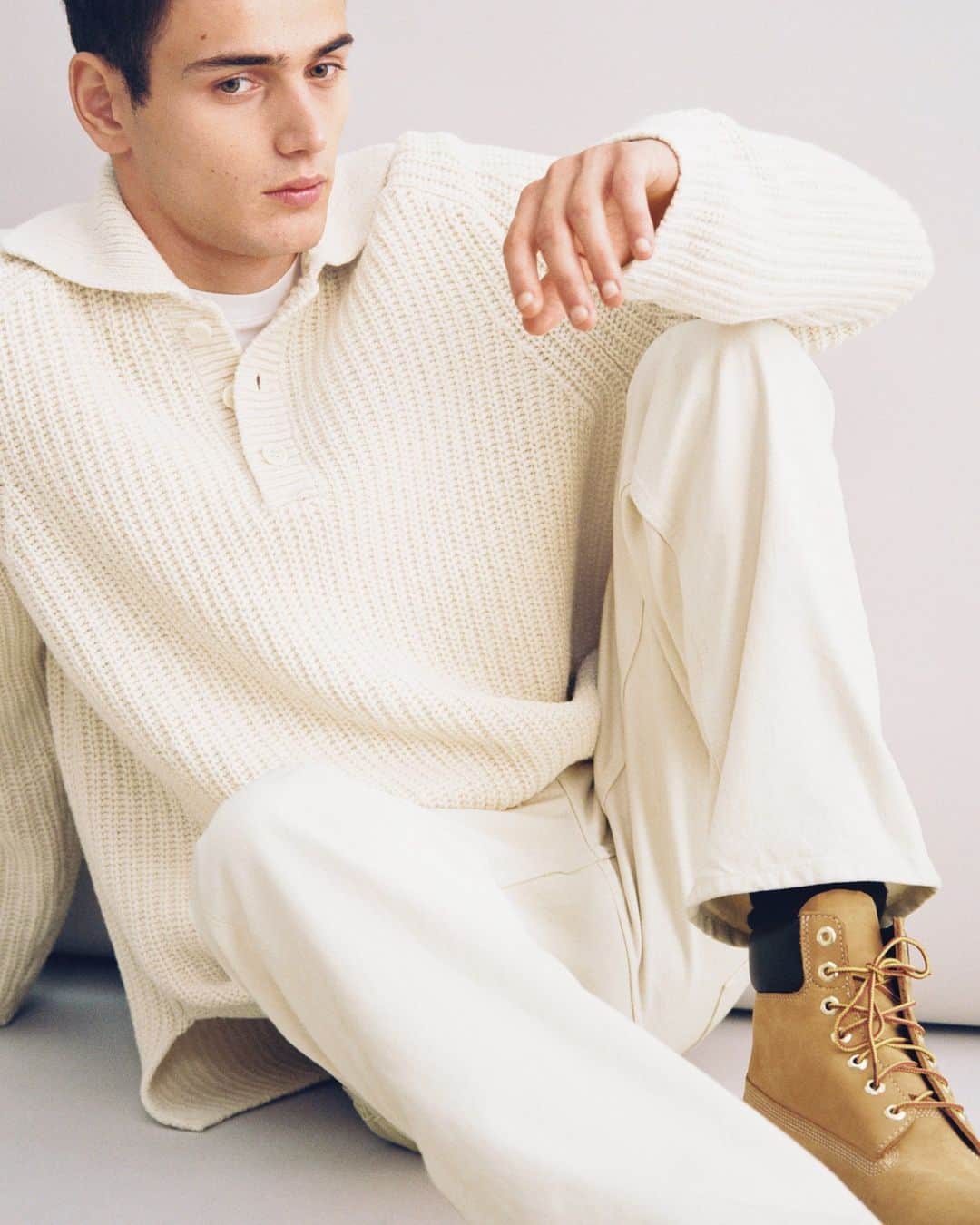 ARKETのインスタグラム：「Oversized jumper knitted from 100% recycled wool. It is styled with a polo-inspired collar and a half-button front. A straight, relaxed fit style with slits on the sides and raglan sleeves. Explore the winter wardrobe edit: link in bio. - #ARKET」