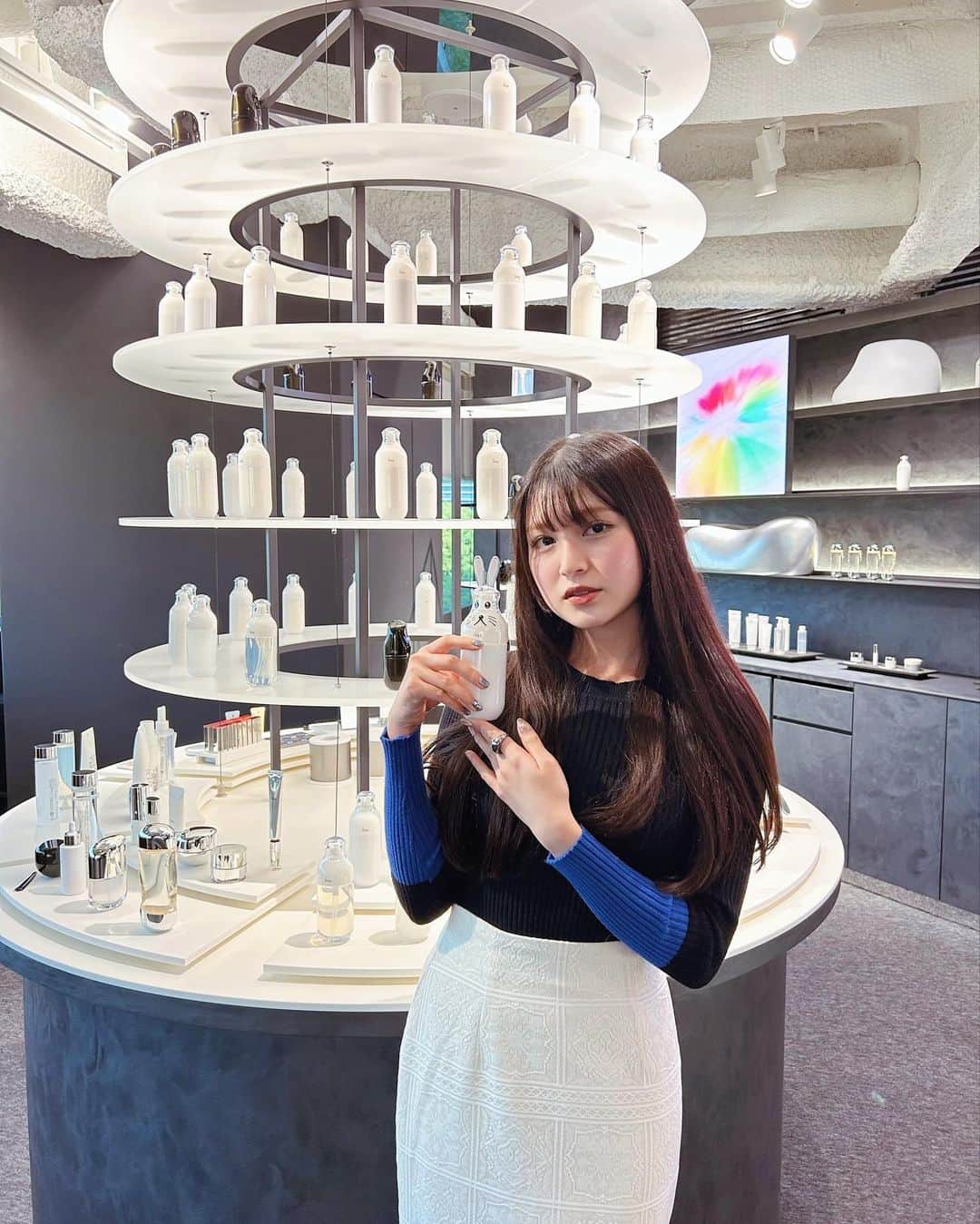 のインスタグラム：「一般公開が初となるIPSA青山オフィス内『IPSA no NIWA』に招待していただき、社員の方からイプサへの想いをお聞きしたり、歴史が詰まったアーカイブルームに案内していただきました☘️ 肌測定とカウンセリングをしていただき、一人一人の異なる肌状態にあわせて、16種類のMEから、今の私にぴったりな1本を選んでいただきました🕊️  私はME3番🙆 寝不足で不安的になったり、この時期は特に乾燥もするので そんな悩みも汲み取って 名付けて「冬の潤いあふれる透明upレシピ」･゜ﾟ･*  私だけのスキンケアの仕方を教えてもらったり オススメのベース色や、アイシャドウの色まで教えてもらいました🩵  ″必要なものだけで素肌に自信が持てる″  そんな肌を私も目指すために 「自分だけのスキンケア」を頑張りたいです🫧  SNSでのキャンペーンでみんなも参加出来るみたいだから 是非行ってみてね👀🤍  #PR #IPSA #イプサ #素肌からわたしの自信をつくろう #素肌Journey」
