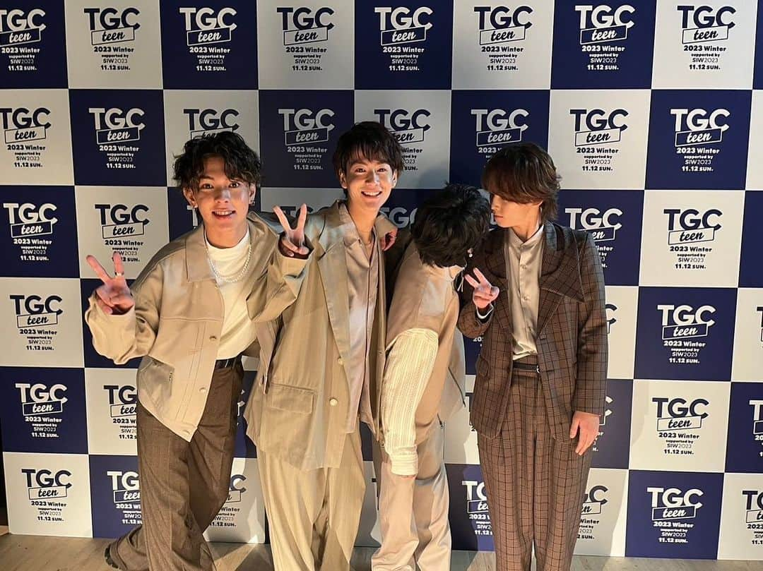 植野花道のインスタグラム：「TGC teen winter 2023ありがとうございました！！⛄️  crhugとしての初舞台でとても緊張してましたがファンのみんなのおかげで楽しくできました！！😆ほんまありがとう！🫶  DKミスターコンのメンバーで歩けたのも嬉しかったです！🤩  写真ないけどりんはなで歩けて嬉し顔しでした😆  これからも応援よろしくお願いします！  @tgc_teen  @tgc_staff   #tgcteen #tgcteenwinter #tgc #crhug #男子高生ミスターコン #今日好き」