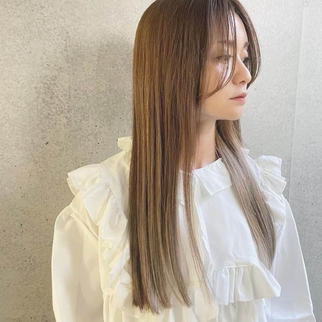 ヘアーサロン ソシエ [公式] さんのインスタグラム写真 - (ヘアーサロン ソシエ [公式] Instagram)「ソシエでつくったヘアスタイル紹介💇  抜群の透明感！ ロングヘアとよく合うインナーカラー。 アッシュ系の透明感カラーにプラスで グレージュインナーで 色素薄い系カラーを再現☆彡 巻いてもストレートでもかわいい！ いつもと同じロングヘアに飽きた方におすすめです！  こちらのスタイルをつくったのは @socie_hair_officialです♪  こちらのお写真は@525.sa さんの投稿です♪ 撮影にご協力いただきありがとうございました♪ --------------------------------------------------- <SINCE1960> 時代に先駆けて美容業界をリードし「トータルビューティー」を提供し続けてきたソシエヘアー。その歴史は、創業者、高橋孝が開業した1店のヘアーサロンからはじまります。今後も、ソシエの原点である「ヘアーサロン」としての誇りを持ち続け、プロフェッショナルな技術・おもてなしをご提供してまいります。多くの女性に楽しんで美しくなる体験してほしい。それがソシエヘアーグループの願いです。 --------------------------------------------------- #ソシエヘアー #ジャックモアザン #ソシエ #ヘアー #美容院 #美容室 #サロン #サロンスタイル #サロンモデル #サロモ #スタイル撮影 #モデル募集 #ヘアカット #ヘアサロン #ヘアスタイル #似合わせカラー #似合わせカット #デザインカラー #トレンドカラー #ヘアカラートレンド #インナーカラー #インナー #裾カラー#ピンクカラー #ピンクベージュ #イメチェン #ボブミディアム #アッシュカラー#グレージュ」11月13日 18時26分 - socie_hair_official