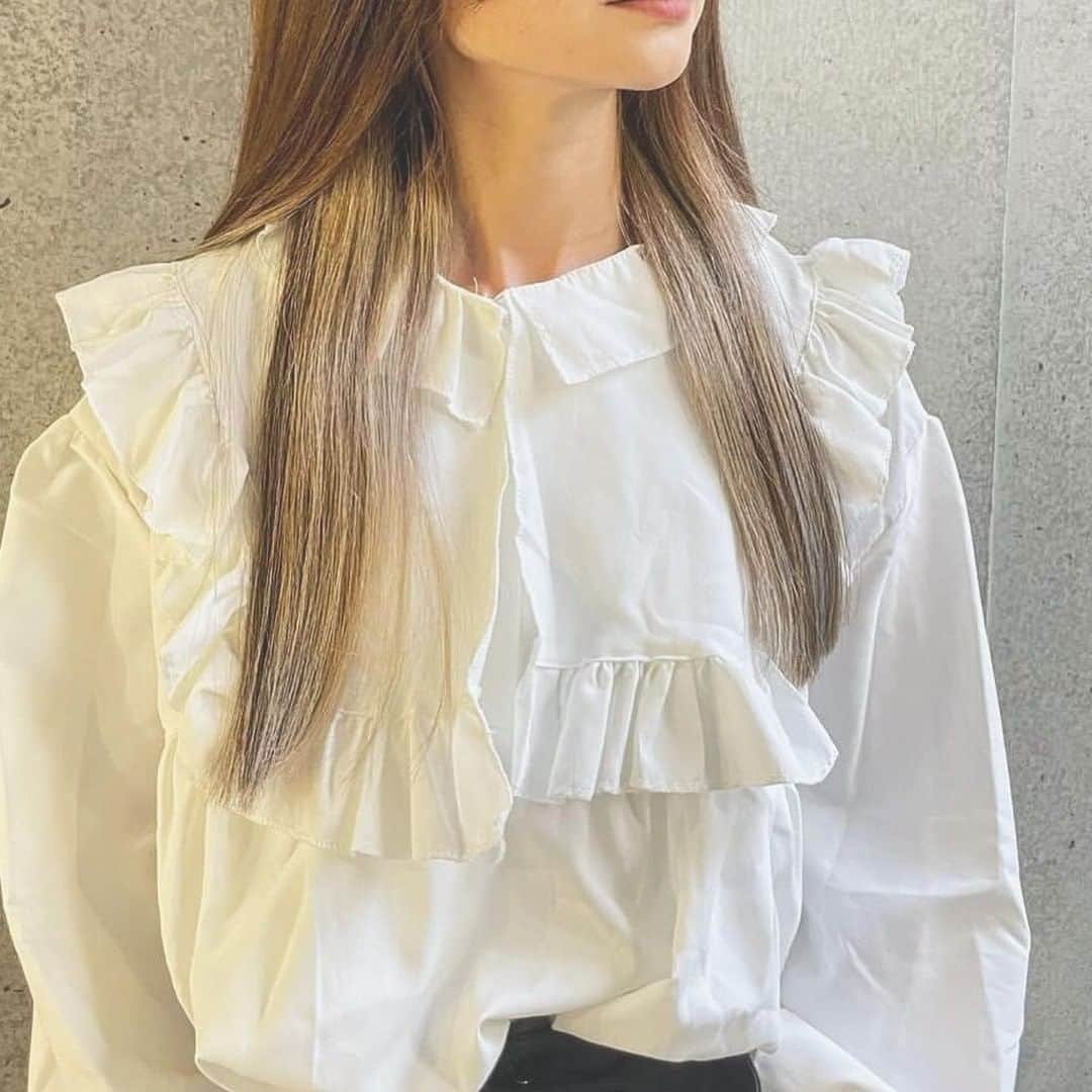 ヘアーサロン ソシエ [公式] さんのインスタグラム写真 - (ヘアーサロン ソシエ [公式] Instagram)「ソシエでつくったヘアスタイル紹介💇  抜群の透明感！ ロングヘアとよく合うインナーカラー。 アッシュ系の透明感カラーにプラスで グレージュインナーで 色素薄い系カラーを再現☆彡 巻いてもストレートでもかわいい！ いつもと同じロングヘアに飽きた方におすすめです！  こちらのスタイルをつくったのは @socie_hair_officialです♪  こちらのお写真は@525.sa さんの投稿です♪ 撮影にご協力いただきありがとうございました♪ --------------------------------------------------- <SINCE1960> 時代に先駆けて美容業界をリードし「トータルビューティー」を提供し続けてきたソシエヘアー。その歴史は、創業者、高橋孝が開業した1店のヘアーサロンからはじまります。今後も、ソシエの原点である「ヘアーサロン」としての誇りを持ち続け、プロフェッショナルな技術・おもてなしをご提供してまいります。多くの女性に楽しんで美しくなる体験してほしい。それがソシエヘアーグループの願いです。 --------------------------------------------------- #ソシエヘアー #ジャックモアザン #ソシエ #ヘアー #美容院 #美容室 #サロン #サロンスタイル #サロンモデル #サロモ #スタイル撮影 #モデル募集 #ヘアカット #ヘアサロン #ヘアスタイル #似合わせカラー #似合わせカット #デザインカラー #トレンドカラー #ヘアカラートレンド #インナーカラー #インナー #裾カラー#ピンクカラー #ピンクベージュ #イメチェン #ボブミディアム #アッシュカラー#グレージュ」11月13日 18時26分 - socie_hair_official