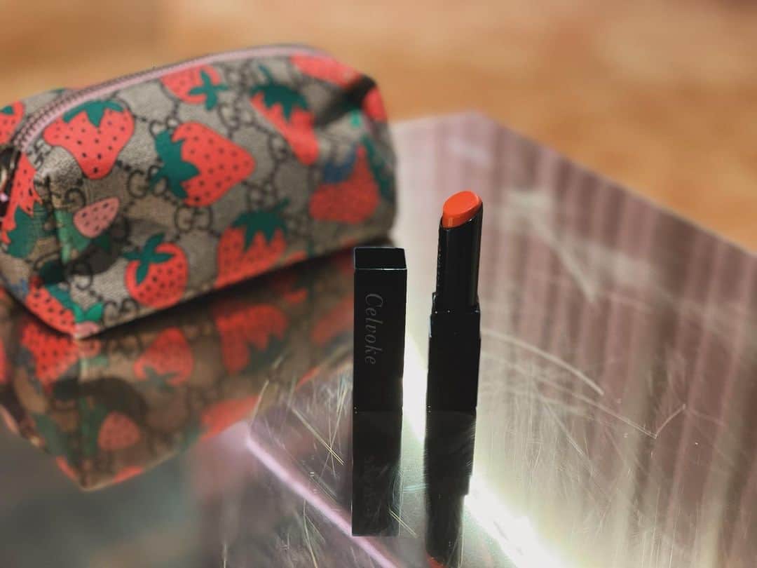 小橋めぐみのインスタグラム：「最近ずっとリップは、これ。  セルヴォーク 2023 A/W Makeup Collectionより 09番。アプリコットクラッシュ。  ひと塗りで、 フレッシュな透明感💄 顔が明るくなるけれど、主張しすぎないところが好き。  #celvoke #セルヴォーク」