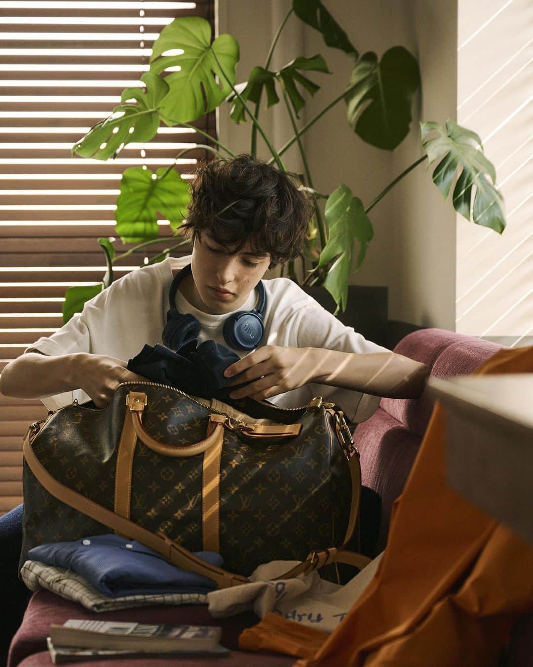 のインスタグラム：「旅行カバンのクラシックは、今の時代も使い勝手がいい。 お気に入りの洋服や身の回りのものを詰めるバッグは、旅に欠かせない大切な相棒。さらには一緒に出かける度にその思い出を味として刻むから、自分の分身のような存在でもあると思う。だから、背伸びが必要かもしれないけれど旅行バッグは一生モノのつもりで、メゾンや老舗のものを選択肢に入れてみたい。〈ルイ・ヴィトン〉の「キーポル・バンドリエール50」は、1930年に誕生してからずっと作られているショルダーストラップ付きのダッフルバッグ。  #popeyemagazine #小旅行 #パッキング #小旅行とパッキング」