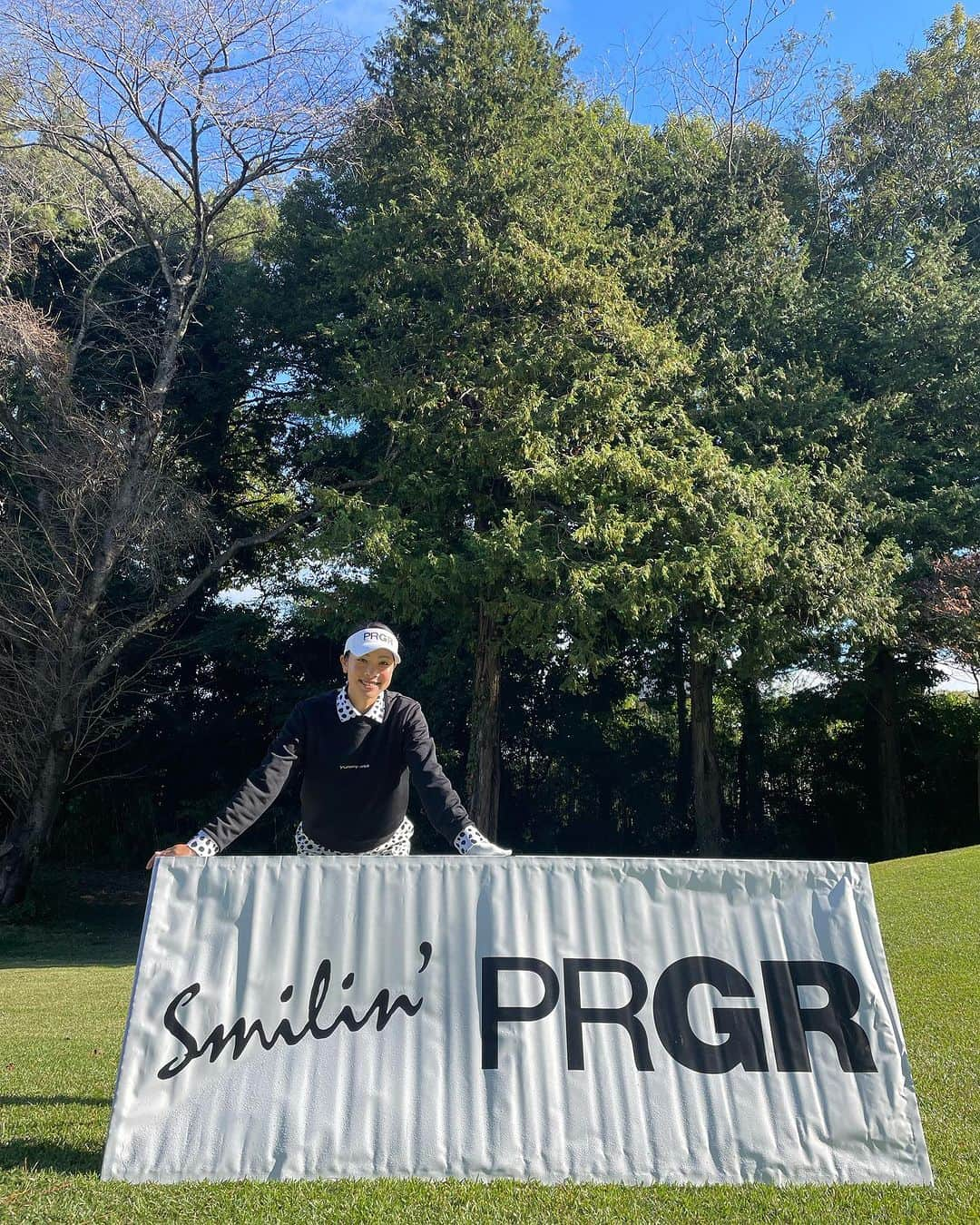 森田理香子のインスタグラム：「． ． PRGR40周年記念コンペ🏌️ 紫カントリークラブすみれコースで行われました。 124人のお客様とニヤピン対決‼︎ 楽しかったです♪  この間まで半袖でゴルフしてたのに、知らぬ間に冬です🥶 風邪ひかないように気合入れて頑張りましょう💪  #prgr#PRGR#40周年#コンペ#ニヤピン#対決#楽しい #ウェア#yummyrose#ダルメシアン#可愛い#かっこいい#イケメン #smith#nike#golf#プロゴルファー#森田理香子」