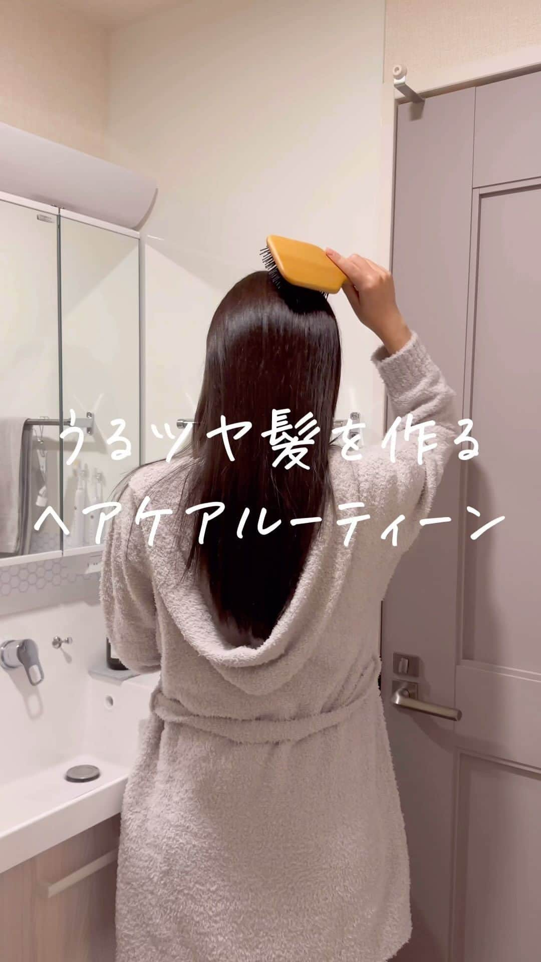 あやうやのインスタグラム：「←ヘアケア頑張ってる26歳💇🏻‍♀️  好評だった以前のヘアケア投稿から、 新しく変わったので…！✍️  ずっと気になってた、 美顔器とドライヤーがひとつになった YA-MANのリフトドライヤーを使ってます😬✊🏻  結婚式に向けて、フェイスケアを頑張りたい！ と思ってた私にぴったりすぎる💭  パックの上からブルブル振動して、 頬を引き上げるように動かすのが気持ちいい😮‍💨🤍  風量も文句なしの強さ！🌪 ドライヤー悩んでる人に全力でおすすめしたい！！  ——————————  私達のアカウントでは 　⚪︎同棲 　⚪︎暮らし について発信しています🕊  フォローしていただけると とても喜びます☺️  ▶▶@aya_uyablog  26歳カップル ☞夫婦になりました💍 1LDK/5階建  -——————————  #PR #ヤーマン #ヴェール髪 #リフトドライヤー #ドライヤー #ヘアケア #美容家電 #暮らし #同棲 #同棲生活 #ふたり暮らし #二人暮らし #社会人 #結婚生活 #新婚生活」