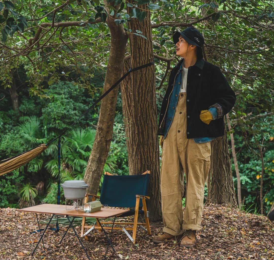 ビートないとーのインスタグラム：「秋🍂が深まり、冬❄️の足音が聞こえるこの時期にぴったりな、僕の新しいお気に入り⭐️  「バブアーのコーデュロイボロウデイル」をGETしました！  🧥 男女問わず人気のこのジャケットは、小ぶりな襟型と収納力抜群のダブルポケットが魅力的！  DVERG別注で、コーデュロイを大胆に使ったこのモデルは、暖かみのあるテイストと保温性を兼ね備えていて、秋冬のコーデには欠かせないアイテムです！🍁🌲  さらに、アウトドア🏕️で活躍するのは「13 Versatile Pot アルミダッチオーブン」  DVERGからのこの逸品は、重厚感あるアルミ製で、焼き料理から煮込み料理まで何でもこなせる優れもの！  蓋裏のグリル部分はセラミック塗膜加工で、焼き料理もひっつきにくく、アルミの熱伝導の良さで素早い調理が可能です。お手入れも簡単で、アウトドアでも家でも大活躍間違いなし！🔥🍳  秋から冬へのシフトに、これらのアイテムが僕の日常を特別なものにしてくれています☺️  - - - - -  #DVERG  #ドベルグ  #pr #キャンプ #キャンプ飯 #デイキャンプ #ソロキャンプ #キャンプコーデ」
