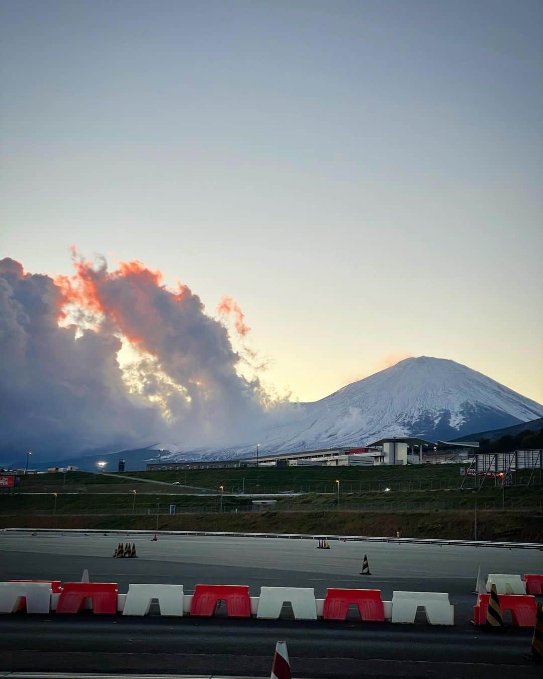 井口卓人さんのインスタグラム写真 - (井口卓人Instagram)「事故もなくTOYOTA GAZOO Racing Driving experience終了しました‼️  プログラムがスタートした時は雨でしたが、途中から雨も止んで最終的にはドライコンディションになりした👍  一気に富士山の雪が積もったな〜いつ見ても美しい🗻」11月13日 18時32分 - takutoiguchi