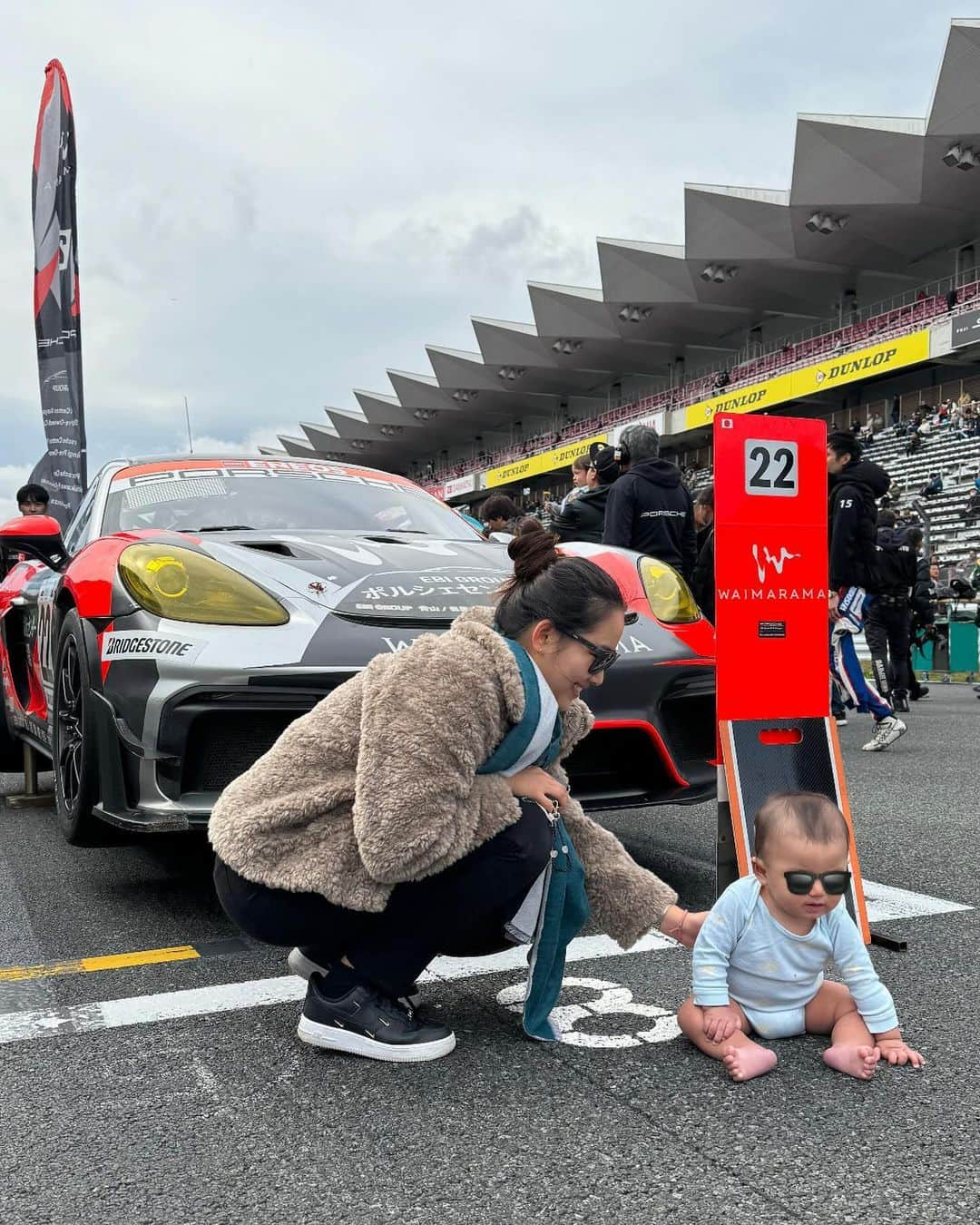 奥山春香のインスタグラム：「はじめて耐久みにいった🚗 鈴木さんありがとうございました！  赤ちゃん連れはヘアピンコーナーの芝で観戦がおすすめです👶」