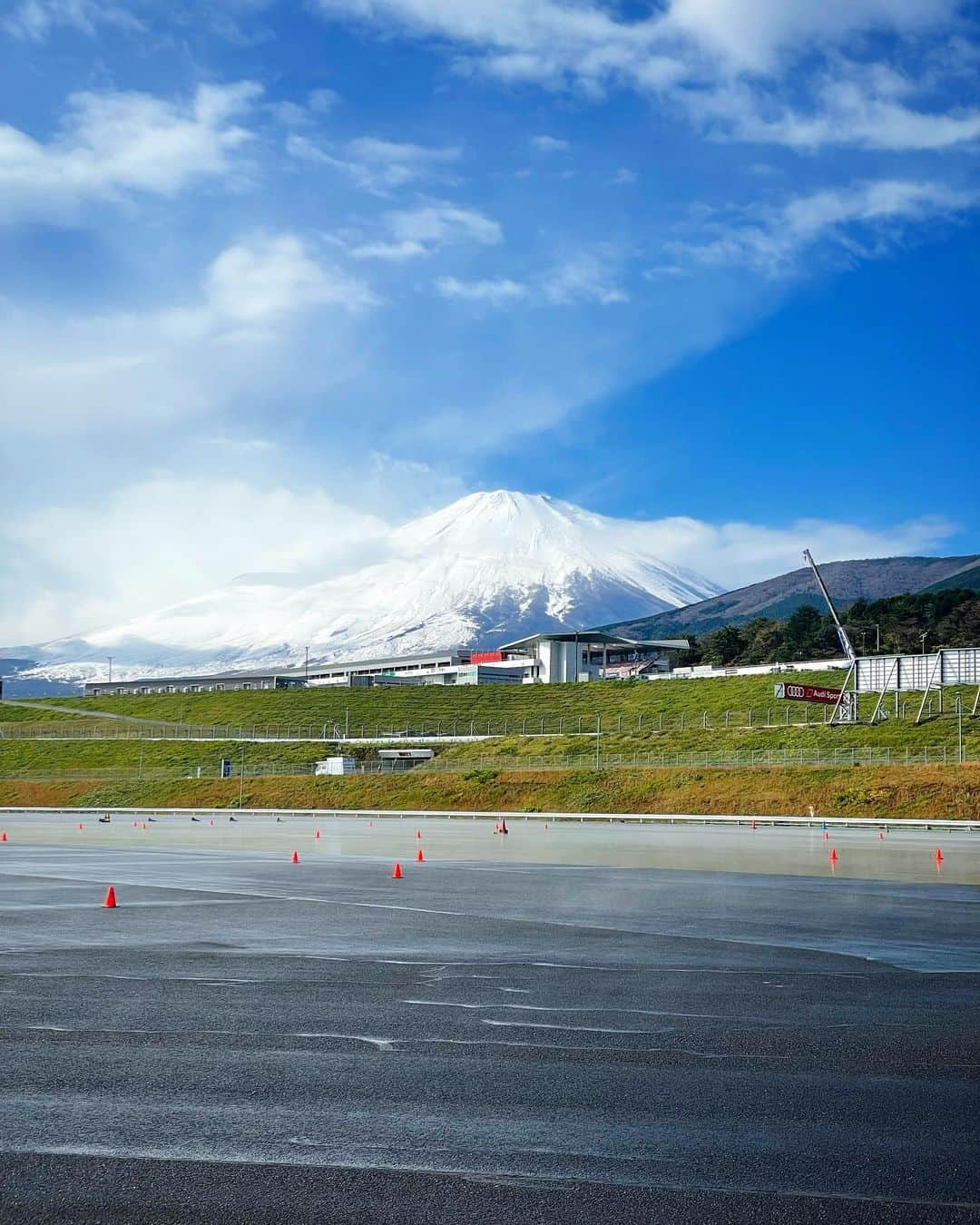 井口卓人のインスタグラム：「事故もなくTOYOTA GAZOO Racing Driving experience終了しました‼️  プログラムがスタートした時は雨でしたが、途中から雨も止んで最終的にはドライコンディションになりした👍  一気に富士山の雪が積もったな〜いつ見ても美しい🗻」