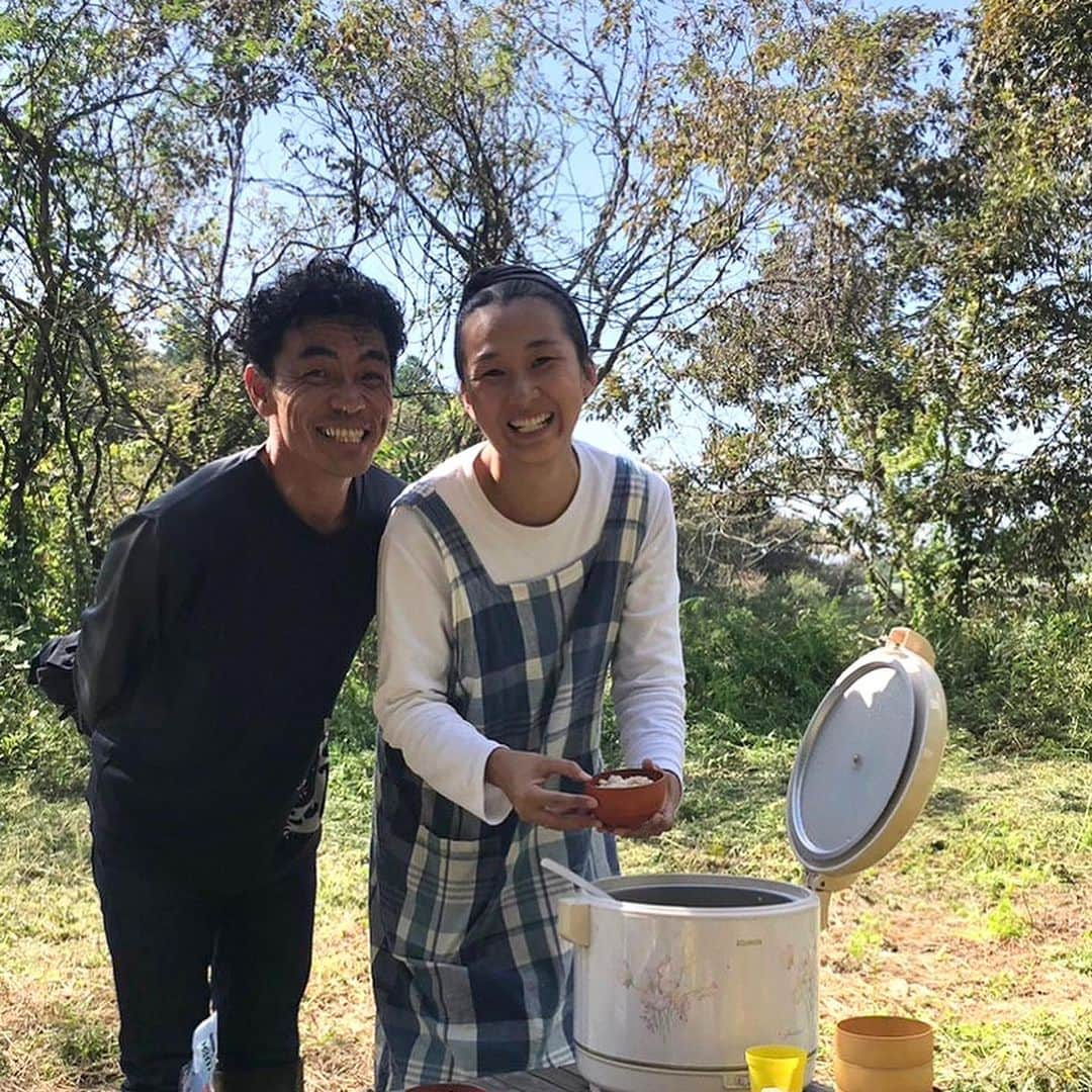 空木マイカさんのインスタグラム写真 - (空木マイカInstagram)「ついに公開です！ グリーンジャーニー　@greenjourney2020  今月のポッドキャストは 愛知北FM Life withでもお馴染みの 犬山オーガニックビレッジ　佐藤志穂さん @shiho_organicvill と佐藤練さん！  この時代に里山を維持していくには どんなことが必要なのか。 私たちが関われるあり方とは？  いつも聞いている最後の質問に対する答えが とっても素敵で感動でした🥹 プロフィールリンクからぜひ聞いてください！  第39回【佐藤練さん、佐藤志穂さん（犬山オーガニックビレッジ）】これからの里山  今の時代に里山を残していくにはどうしたらいいかを考えた佐藤さんご夫妻は、都会の人たちがまるで自分の別荘のように時々里山に遊びに行ける仕組みを生み出しました。  実は日本の里山というのはどこも所有者がいて勝手に入ることはできないそう。でも、例えばカブトムシをとりにいきたい、稲刈りをしたい、クリスマスリースの材料を取りに行きたいなど、ここを自分のフィールドとして活用することができるんです。  月額の会費はこの里山を維持していくのに使われています。お米付きプランもあって、我が家はこっちにしていて毎月お米を届けてもらっているんですが、これがまた美味しい！  これからの里山とわくわくするお話！ ぜひ聞いてください。  📹　YouTubeのグリジャチャンネルでは 犬山オーガニックビレッジの加工施設見学の模様を アップしています！ 土を料理するというお話がとっても面白いので こちらもぜひ☺️  話を聞いて里山オンラインコミュニティ 入りたい！と思った人はこちらへどうぞ！  https://www.organic-salon.fants.jp/  #里山 #ポッドキャスト #グリーンジャーニー」11月13日 18時33分 - maika_utsugi