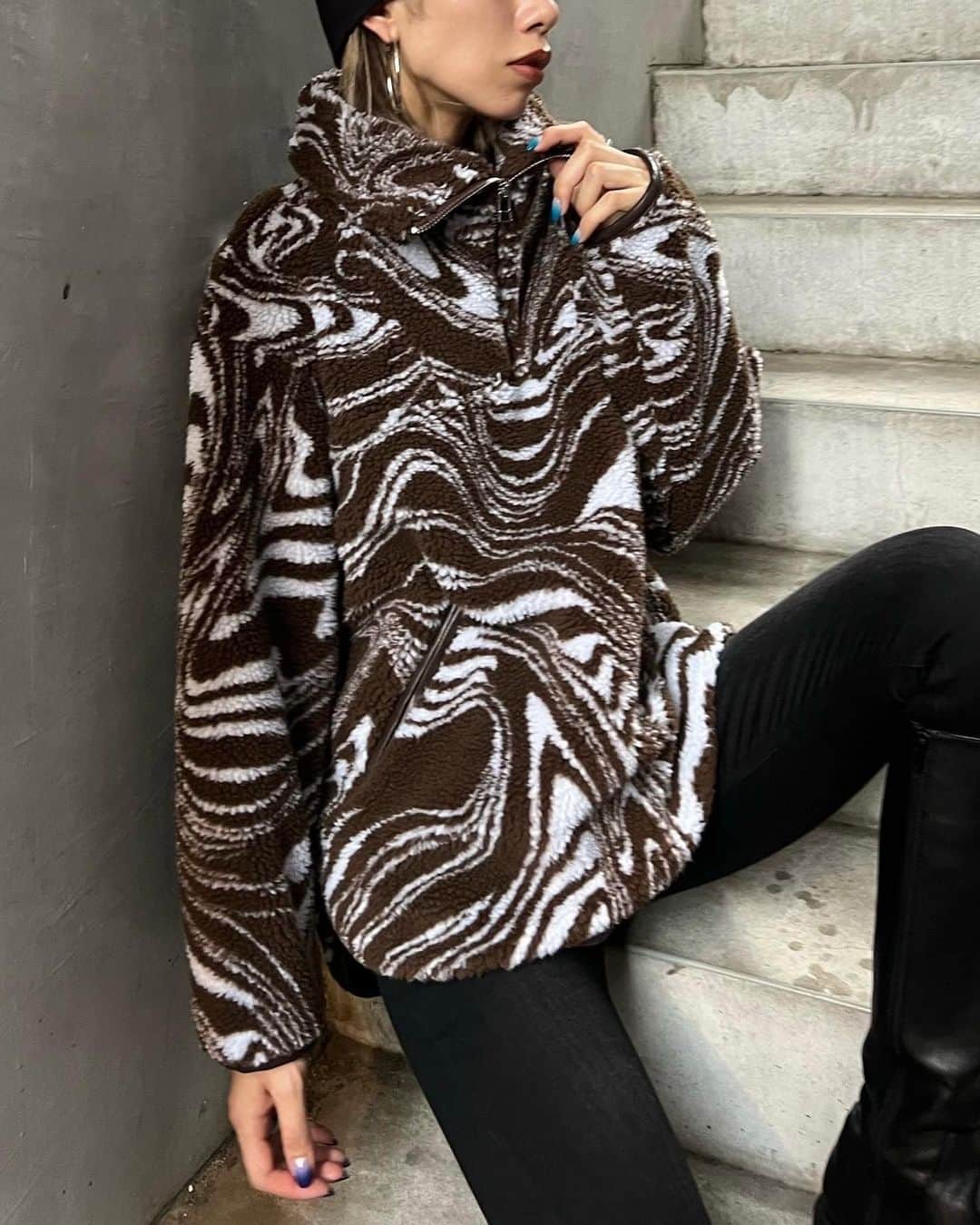 EMODA_LOOK BOOKのインスタグラム：「・ #EMODA2023AW @m.ayuka__  170cm   ▫️RECOMMEND ITEM▫️  ・HALF ZIP BOA PULL OVER ¥10,780(tax in)    ______________________ 　 ▶︎▶︎ @emoda_snap TOPのURLから 公式RUNWAYchannelをcheck📲 　　 　 #EMODA #RUNWAYchannel #秋服コーデ　 #秋コーデ #柄コーデ @emoda_official」