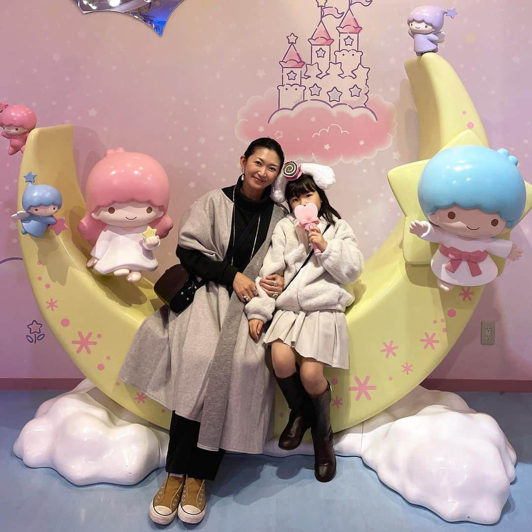 ayakonbubuさんのインスタグラム写真 - (ayakonbubuInstagram)「今日はサンリオピューロランドに こなきんと行ってきたよ🧡  @sanrio   @sanriopuroland   なんかイッツアスモールワールドみたいなやつは 110分待ちで  クロミの写真をやたら撮るやつは　50分かかった😅  待つのはやはり辛い🥵  キキララの　写真撮れるとこは　５分待ちで入れた🩷  ご飯は　何個か食べるとこあるんだけど、シナモンロールのカフェも行きたかったんだけど  カレーのかわいさに負けて、 フードコートへ。  乗り物系は２種類？で、 あとは　なんかショーが時間ごとにやってて、劇場に入って見るやつ3種類見てみた。  ぐでたまのシアターは、 ディズニーのスティッチみたいなやつ  知らなかったウサギのキャラクターは fefeみたいな色合いの可愛い　歌たくさんのショー  キティの歌舞伎は キャクターいっぱい出てくる　ダンスあり歌アリのショー👌  可愛いかった💕  #サンリオ#Sanrio#サンリオピューロランド #サンリオカフェ #cafe#カレー#サンリオカフェ#キキララ#キティ#ぐでたま#サンリオグッズ #サンリオショップ #多摩センター#サンリオキャラ#シナモンロール#サンリオコーデ #子供服 #子供のいる暮らし #子供服コーデ #子供コーデ #子供とお出かけ部 #子供とお出かけ #子供とおでかけ #お出かけ#お出かけコーデ#小学生#小学生女子」11月13日 18時34分 - ayakonbubu