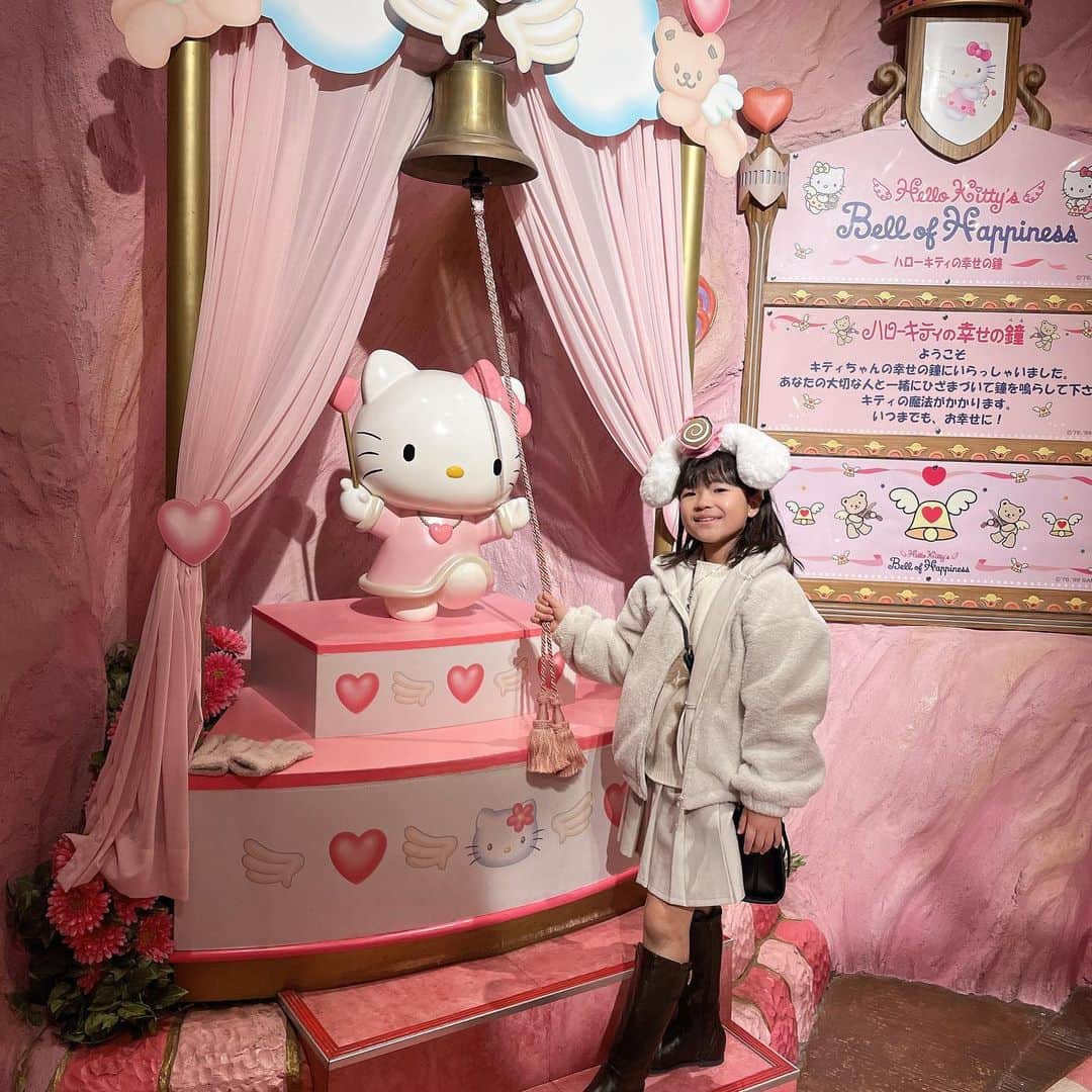 ayakonbubuさんのインスタグラム写真 - (ayakonbubuInstagram)「今日はサンリオピューロランドに こなきんと行ってきたよ🧡  @sanrio   @sanriopuroland   なんかイッツアスモールワールドみたいなやつは 110分待ちで  クロミの写真をやたら撮るやつは　50分かかった😅  待つのはやはり辛い🥵  キキララの　写真撮れるとこは　５分待ちで入れた🩷  ご飯は　何個か食べるとこあるんだけど、シナモンロールのカフェも行きたかったんだけど  カレーのかわいさに負けて、 フードコートへ。  乗り物系は２種類？で、 あとは　なんかショーが時間ごとにやってて、劇場に入って見るやつ3種類見てみた。  ぐでたまのシアターは、 ディズニーのスティッチみたいなやつ  知らなかったウサギのキャラクターは fefeみたいな色合いの可愛い　歌たくさんのショー  キティの歌舞伎は キャクターいっぱい出てくる　ダンスあり歌アリのショー👌  可愛いかった💕  #サンリオ#Sanrio#サンリオピューロランド #サンリオカフェ #cafe#カレー#サンリオカフェ#キキララ#キティ#ぐでたま#サンリオグッズ #サンリオショップ #多摩センター#サンリオキャラ#シナモンロール#サンリオコーデ #子供服 #子供のいる暮らし #子供服コーデ #子供コーデ #子供とお出かけ部 #子供とお出かけ #子供とおでかけ #お出かけ#お出かけコーデ#小学生#小学生女子」11月13日 18時34分 - ayakonbubu