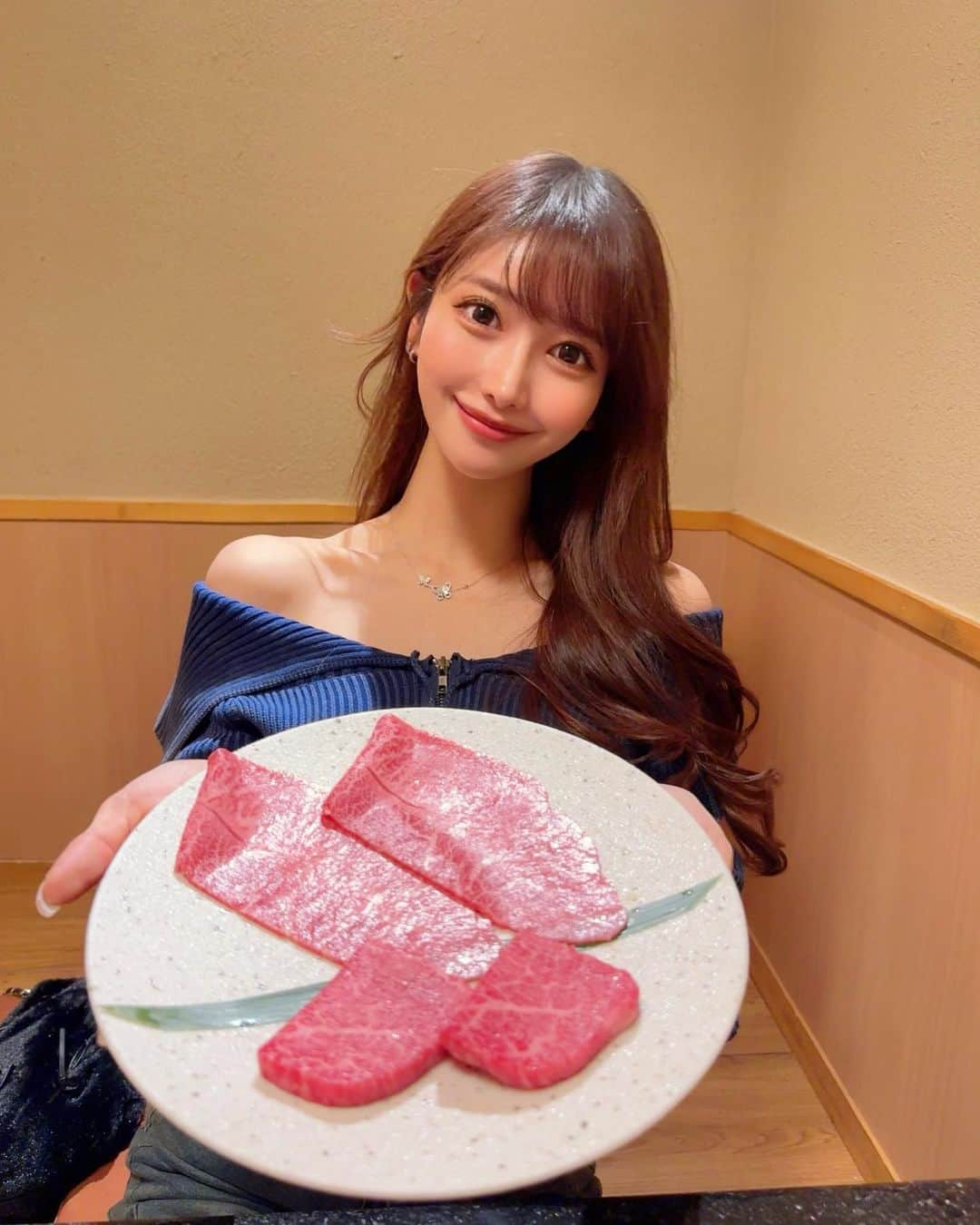 MAYUさんのインスタグラム写真 - (MAYUInstagram)「. うしごろ貫に行ってきた😋❤️ 焼肉だいすき〜🫶🏻✨ . 四季の味覚を楽しめる季節コースを頂いたよ☺️ . 青のりの和牛ヒレカツとシャトーブリアン、極みのタンが特に美味しかった〜〜！✨ 日本酒の種類も豊富だったので、獺祭を頼んで少し飲んでみたよ🍶 . 店内は綺麗で落ち着いてて居心地良かったなぁ☺️🤍 . . #pr#うしごろ貫#うしごろ#焼肉#恵比寿焼肉#五反田焼肉#日本酒#獺祭#ushigoro#yakiniku#nihonshu#sake」11月13日 18時38分 - mayu.kina_golf