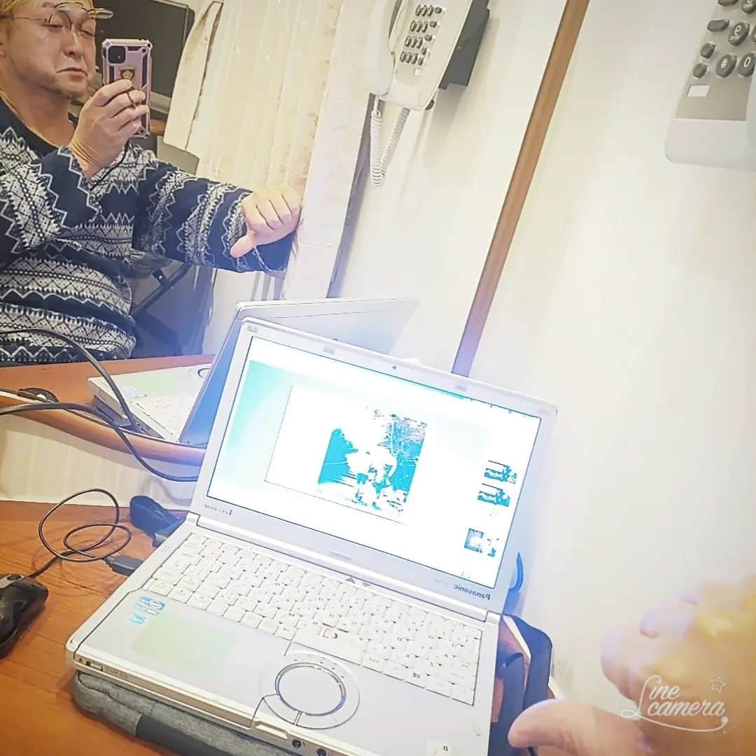 松本隆博のインスタグラム：「。 前入りして思いっきり作業 したろー思ったら外は寒いし ホテル狭いし……作業はかどらない (￣▽￣;)。  作業貯めすぎますた💦 還暦少年 松本隆博」