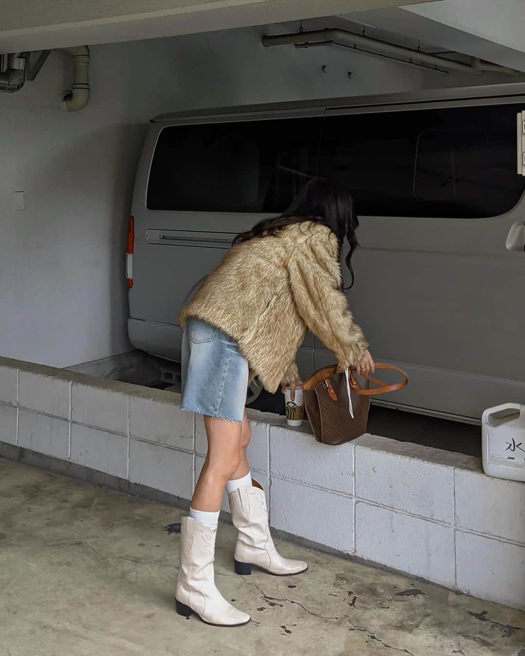 宮川由衣子のインスタグラム：「. 皆様、"一雨一度"と言うことわざをご存知ですか？☺️ 雨が降ると気温が少しずつ下がって秋が深まって行くよ〜 と言う様を表現したことわざなんですけれどもね うん、一雨五度じゃんこれ。 一雨で寒くなり過ぎじゃんこれ。 一度と言わず五度は下がってるじゃんこれ。 何これ。ええ！？ #一回落ち着こ と言う事で急にファーが欠かせなくなった宮川でした☺️ . ps.それにしても後ろのハイエースいつも駐車上手い 職人かと思うわ」