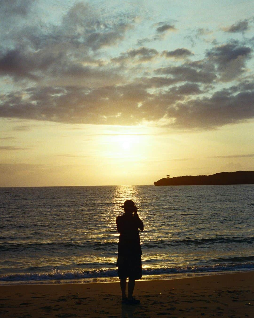 井浦新さんのインスタグラム写真 - (井浦新Instagram)「_ イリウムトゥの夕べ  水色・黄色・オレンジ・ピンク・紫 空の色が変わっていく様を 太陽が沈む黄昏時までずっとながめていた  暖かく緩やかに流れる時間 西表島の夕べは力強く そしてとても優しかった  完  #イリウムトゥの夕べ #西表島  📷 @kentaaminaka_portrait  👕 @mightry_elnest」11月13日 18時41分 - el_arata_nest