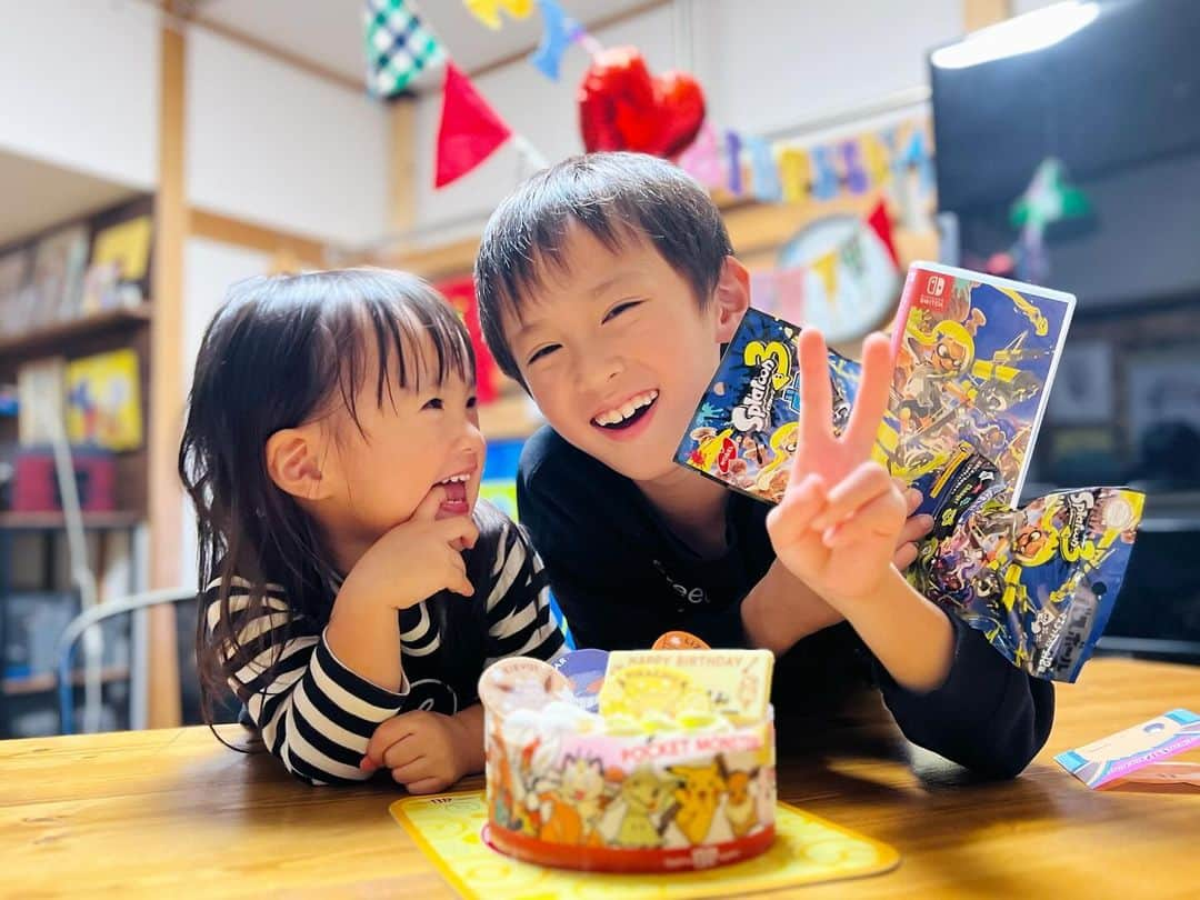 森川やるしかねぇのインスタグラム：「・ 昨日11月12日でゆうしくん9歳になりましたー🎉 早い！早すぎる！！ 8歳の時はずっとやってきたサッカーを辞めて野球を始めたりと色々な変化があった年でした！9歳も何事も挑戦していくゆうしくんでいてくだせぇいっ💪 ・ 後日誕生日パーティーYouTubeもアップ致しますー‼️ ・ #誕生日 #わたしはここなちゃん #ぼくはゆうしくん #森川やるしかねぇ #ホープマンズ  #息子#子供#育児#育児日記#子育て#パパ#お父さん#ママ#お母さん#親子#プレゼント」