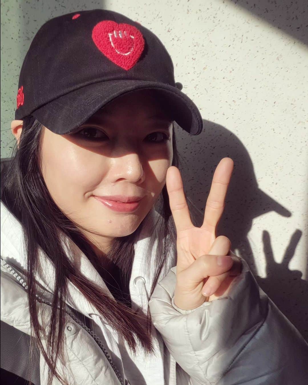 ハン・ウンソンのインスタグラム：「2023년  어느덧 끝자락  한 편의 영화라고 해도 작위적이다 싶을 만큼 신기한 한 해  얻고 잃고의 반복 속에서 자라나는 여린 감사들이 무성한 한 해  나를 못 박는 일이 나를 살리는 일이 되가는 한 해  웃고있는 내가 기특한 요즘  ✌️ ✌️ ✌️ ✌️ ✌️ ✌️ ✌️ #✌️」