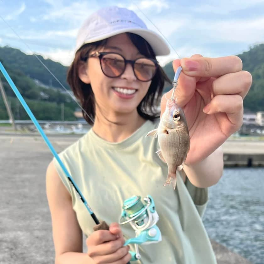 高本采実のインスタグラム：「🐟 魚と戯れまくったとある１日。 まずは和歌山県立自然博物館へGO！  ここ穴場やから是非行ってほしい！！ おすすめポイントたっぷりあります🥺 ▫️入館してすぐ迫力あるワニガメがお出迎え ▫️水棲生物をじっくり観察できる大水槽あり（ベンチもある） ▫️タッチプールが深すぎて魚に触れる難易度高すぎておもろい ▫️タッチプールで満潮・干潮が目で見れて魚の動きも分かりやすい ▫️魚類から哺乳類まで多様な動物の標本・詳しい解説たっぷりある ▫️個人的に好きな岩石の展示も盛り沢山でずっと眺めてられる ▫️エサやりタイムには、ディズニーの音楽が流れ出して魚が飛んでくるようにエサに喰らいつく様子がたっぷり見れる（日時要確認）  他にもまだまだあるー😂  魚を見たあとは魚を釣りに、 田ノ浦漁港でお菓子食べながら釣りしてました👼🏻🎣 なんでも釣りに持ってこいのブンブンスティックに 活性低い時にも有効なマイクロジグ忍ばせてたから 30分程でチャリコ・アジ・フグの3魚種GET&リリース🐟  夕暮れのタンクトップはちょっと寒かったな！笑  ⚓️ 田ノ浦漁港  . . . .  #和歌山県立自然博物館 #和歌山 #水族館 #博物館 #釣り #田ノ浦漁港 #ジグ #ライトゲーム #魚好き #マダイ #チャリコ #おっとっと #釣果 #大物ハンター #アングラー #fishinggirl #钓鱼 #高本采実 #あやみん #ayamistagram」