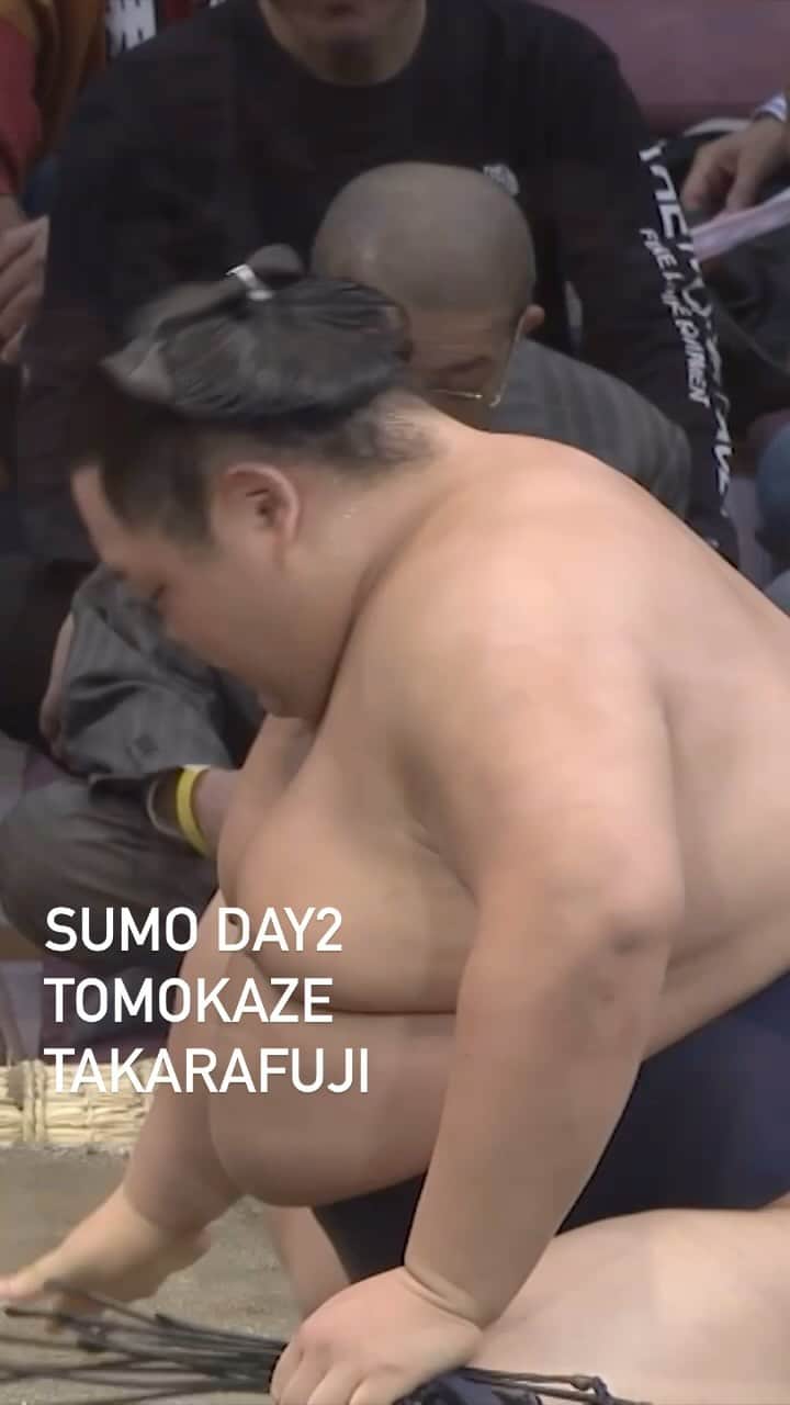 日本相撲協会のインスタグラム：「大相撲九州場所　2日目 宝富士-友風  #sumo DAY2 Tomokaze Takarafuji  膝のケガで序二段まで落ち、4度の手術を乗り越えて再入幕を果たした友風。 幕内力士として直近の白星は、令和元年千秋楽（9月22日）。 実に1,513日ぶりの白星となりました。  @sumokyokai #相撲 #九州場所 #九州 #福岡 #お相撲さん #イベント #japan #japanculture #友風 #宝富士 #復活」