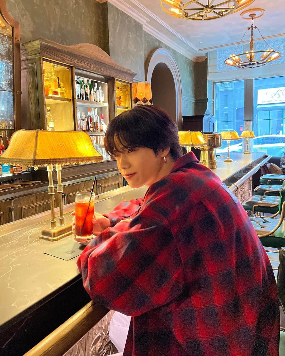 やまとさんのインスタグラム写真 - (やまとInstagram)「Break time ☕️📚  Shirts: @maisonmargiela  T-shirt: Vintage Jeans: @kolorofficial  Sneaker: @rickowensonline」11月13日 18時45分 - com.yamato