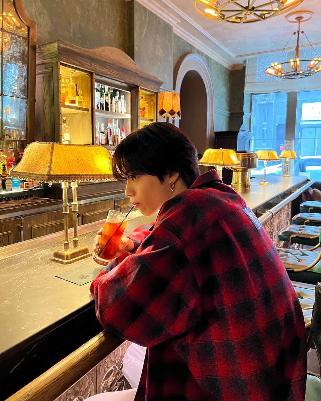 やまとさんのインスタグラム写真 - (やまとInstagram)「Break time ☕️📚  Shirts: @maisonmargiela  T-shirt: Vintage Jeans: @kolorofficial  Sneaker: @rickowensonline」11月13日 18時45分 - com.yamato